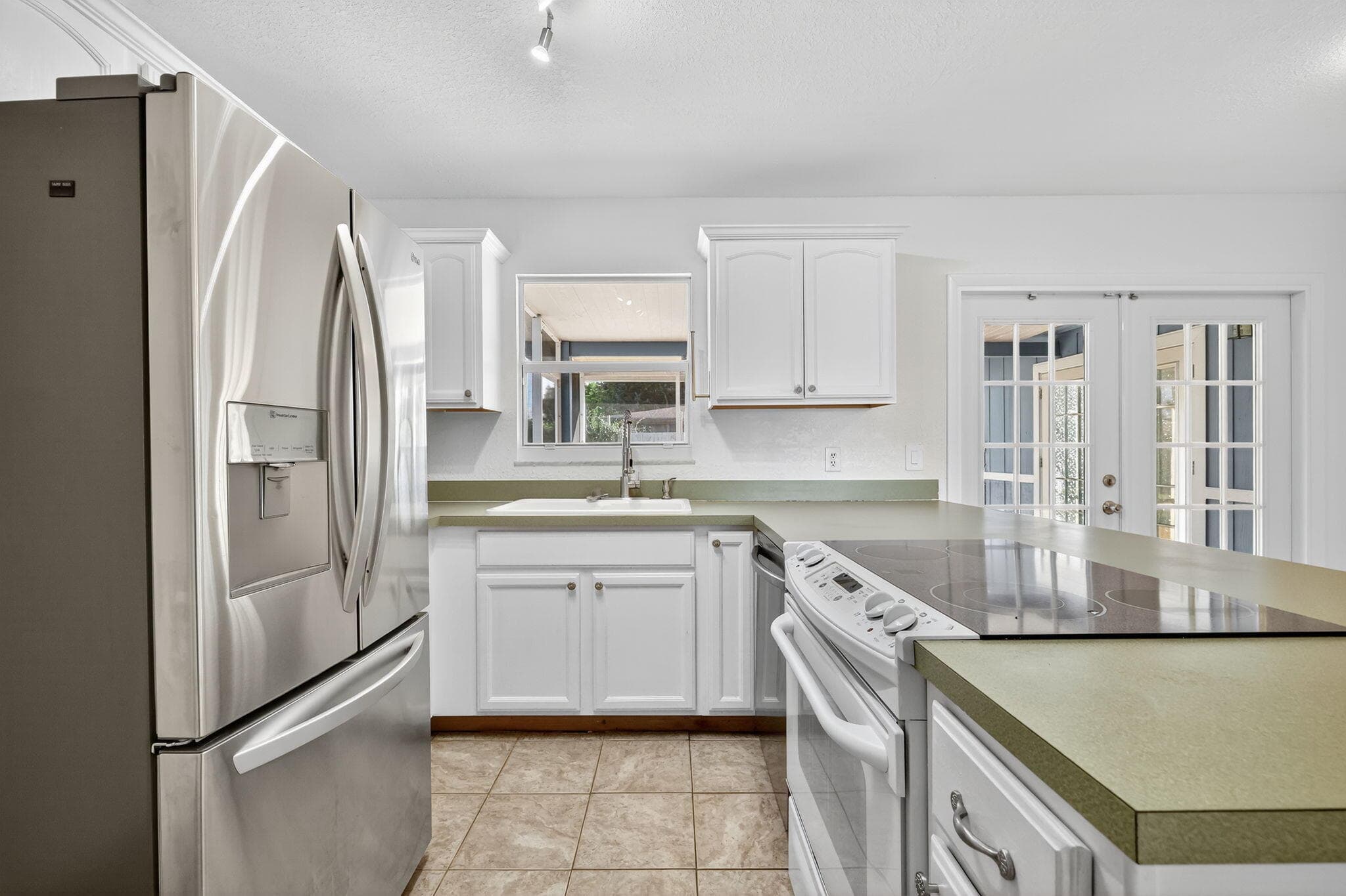 1125 Coral Street, Fort Pierce, FL 34982 — photo 8 of 37
