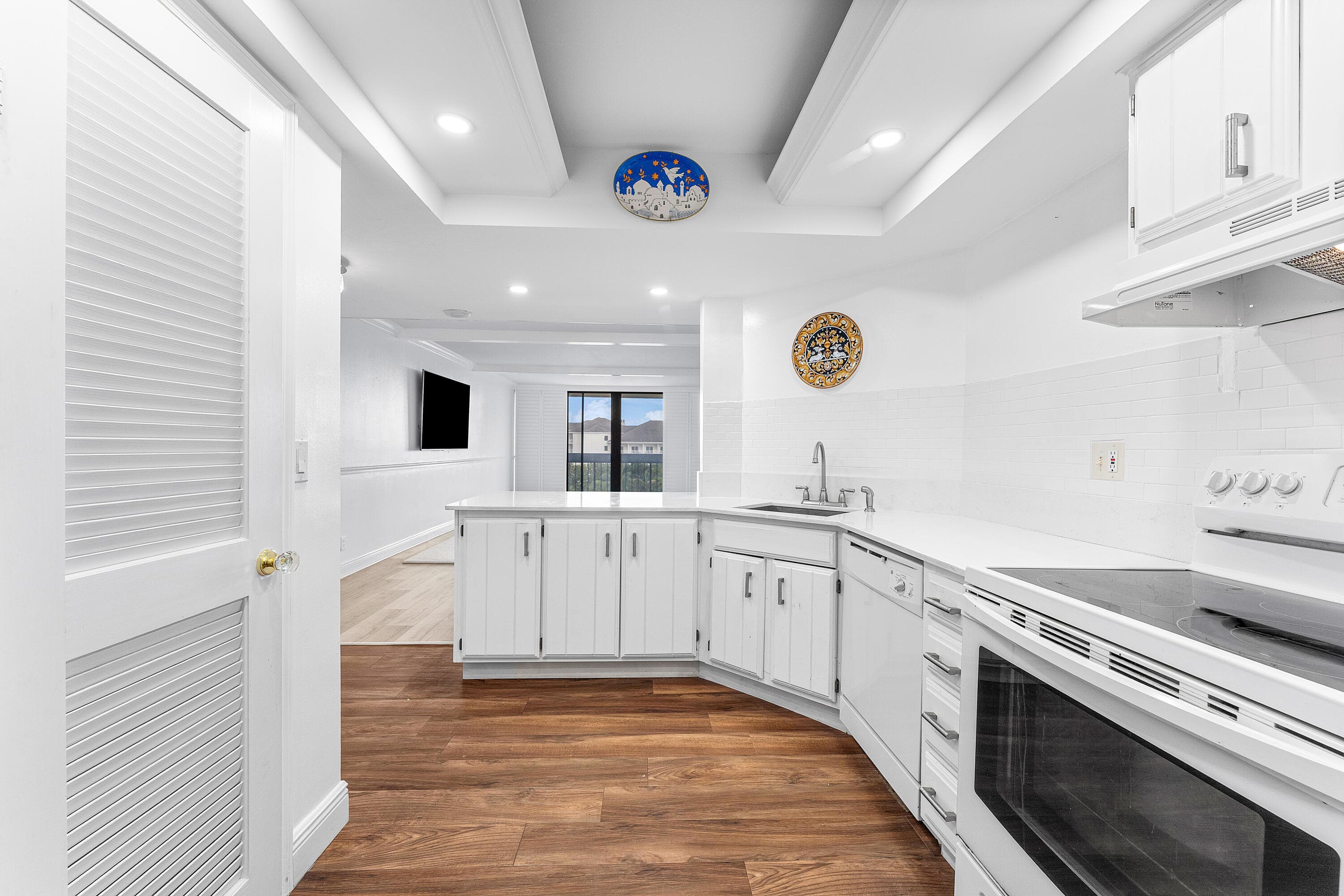 2400 Presidential Way 503, West Palm Beach, FL 33401 — photo 9 of 24