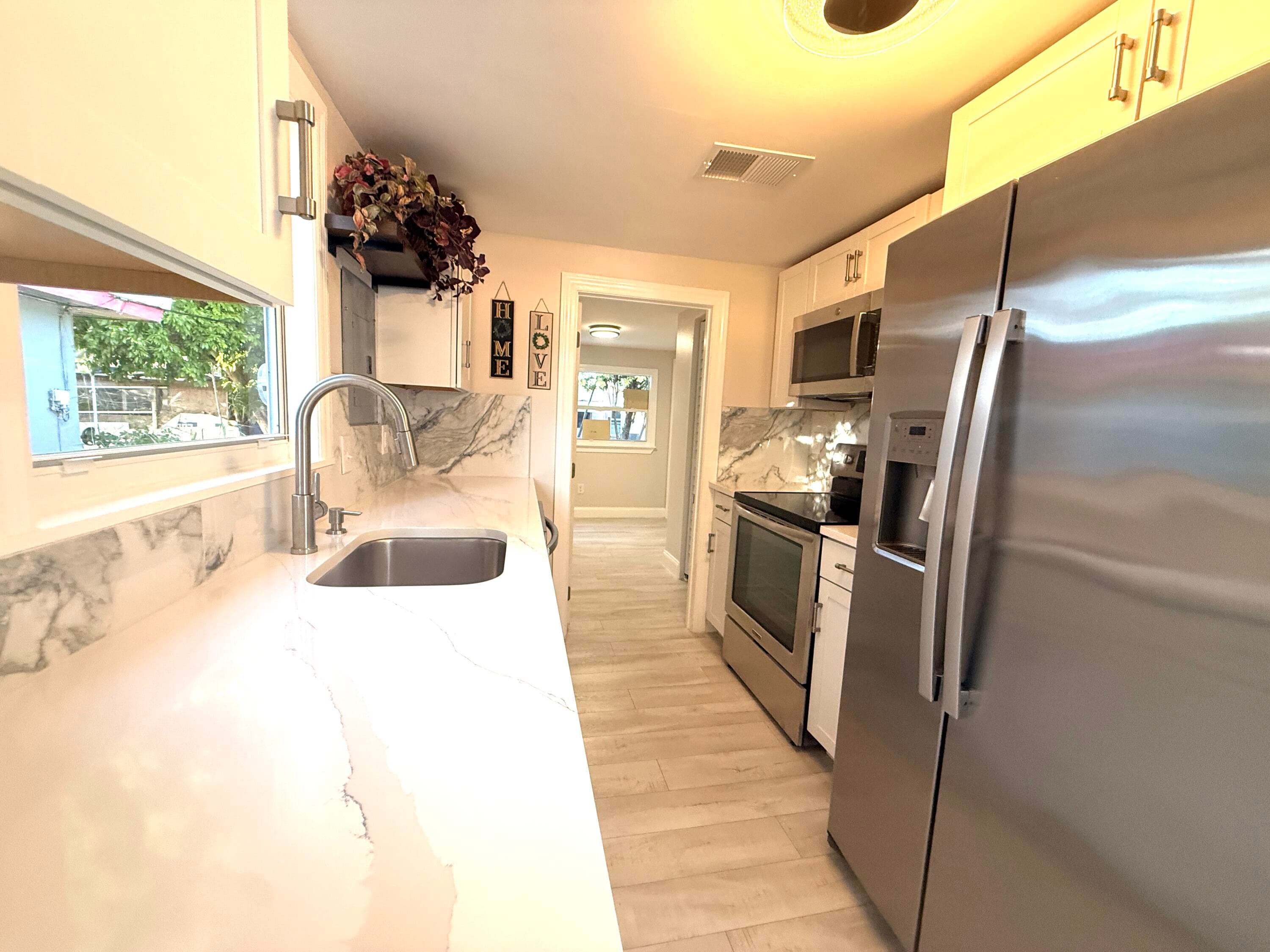 1093 Highview Road, Lantana, FL 33462 — photo 8 of 34