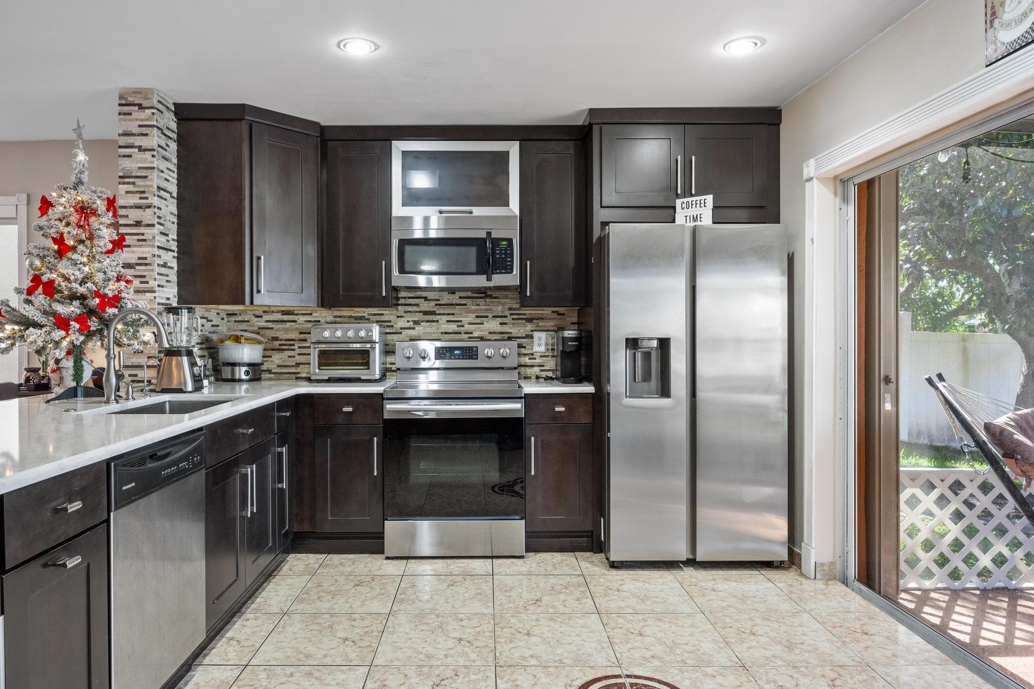940 SW 96th Avenue, Pembroke Pines, FL 33025 — photo 11 of 46