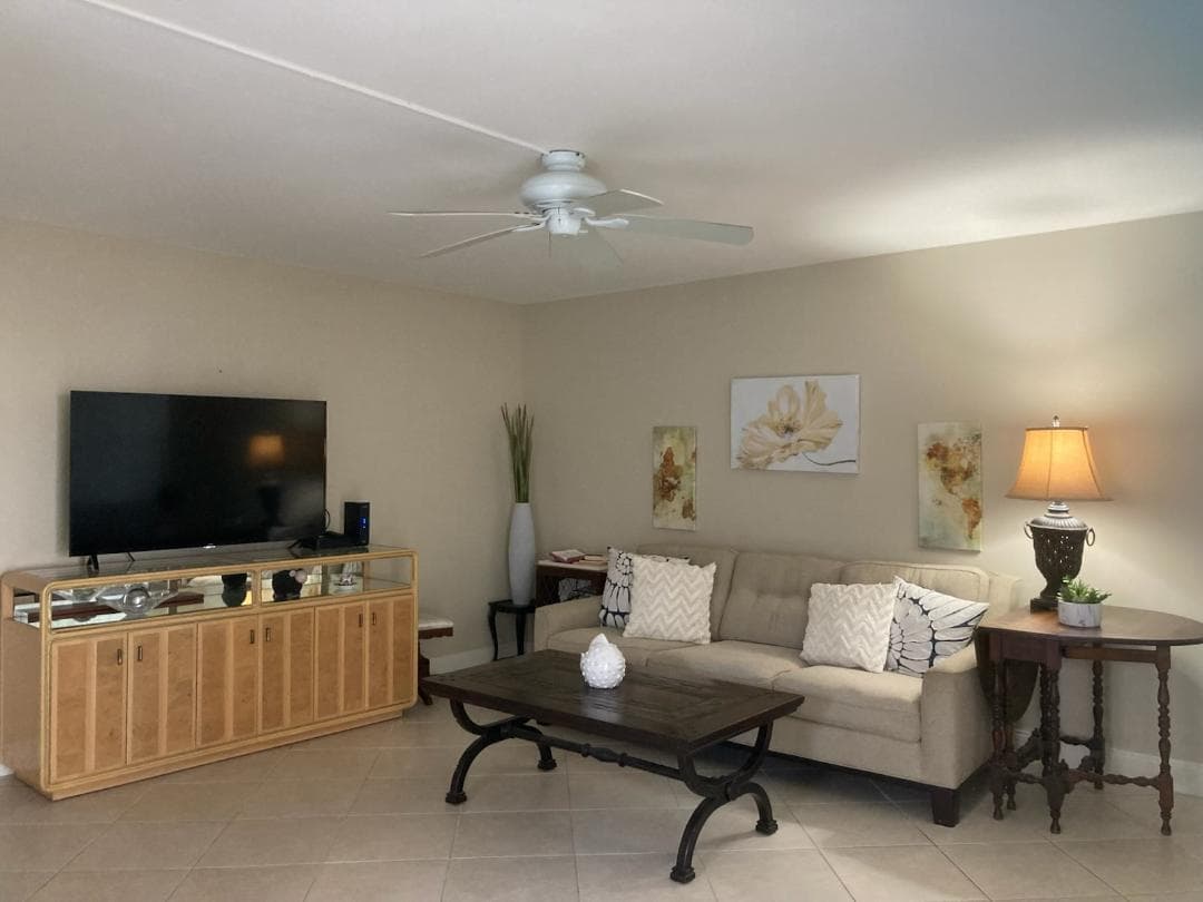 445 Saxony Way 445, Delray Beach, FL 33446 — photo 2 of 10
