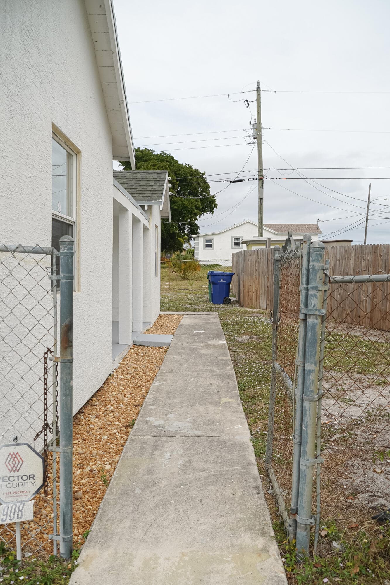 908 W 5th Street, Riviera Beach, FL 33404 — photo 7 of 40