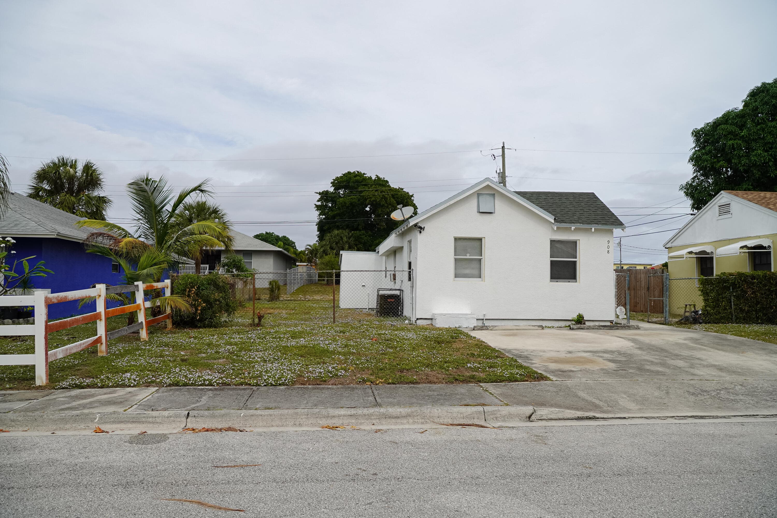 908 W 5th Street, Riviera Beach, FL 33404 — photo 4 of 40