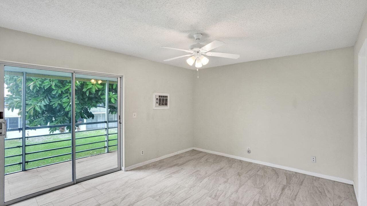 118 Sheffield E, West Palm Beach, FL 33417 — photo 3 of 18