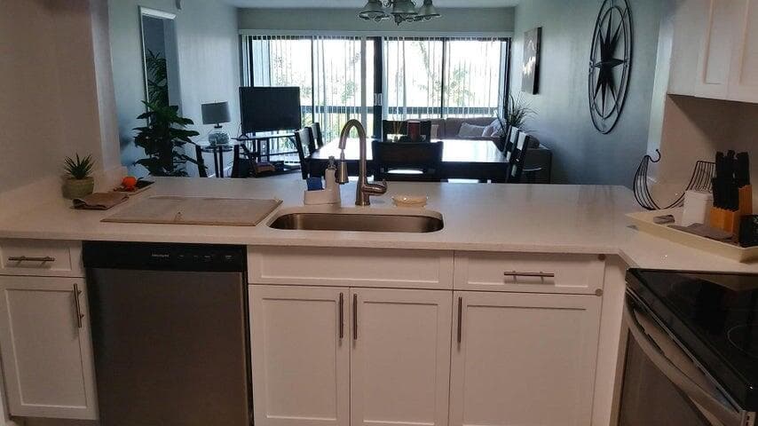 3050 Presidential Way 206, West Palm Beach, FL 33401 — photo 4 of 10