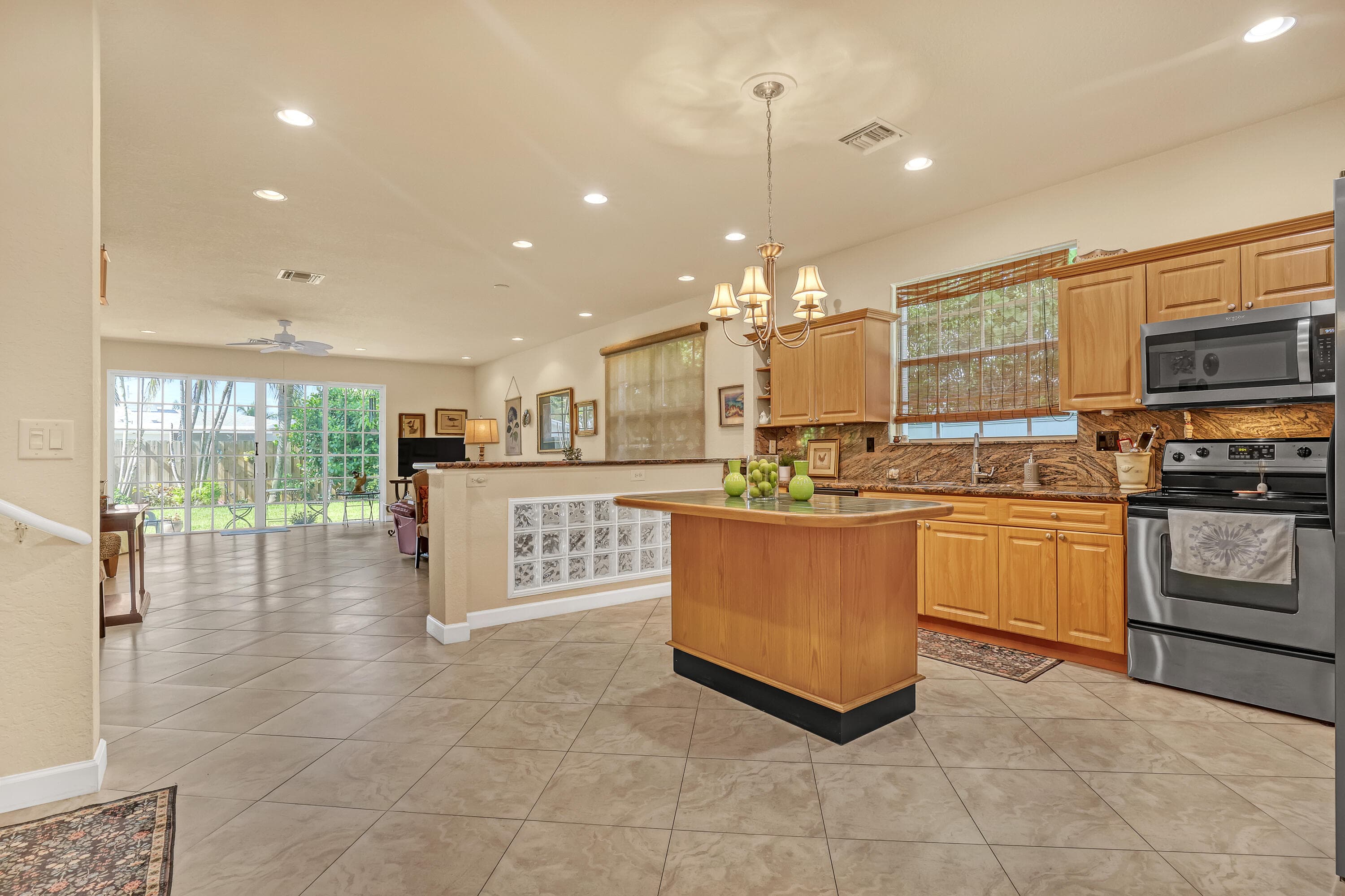2560 NE 11th Street, Pompano Beach, FL 33062 — photo 3 of 18