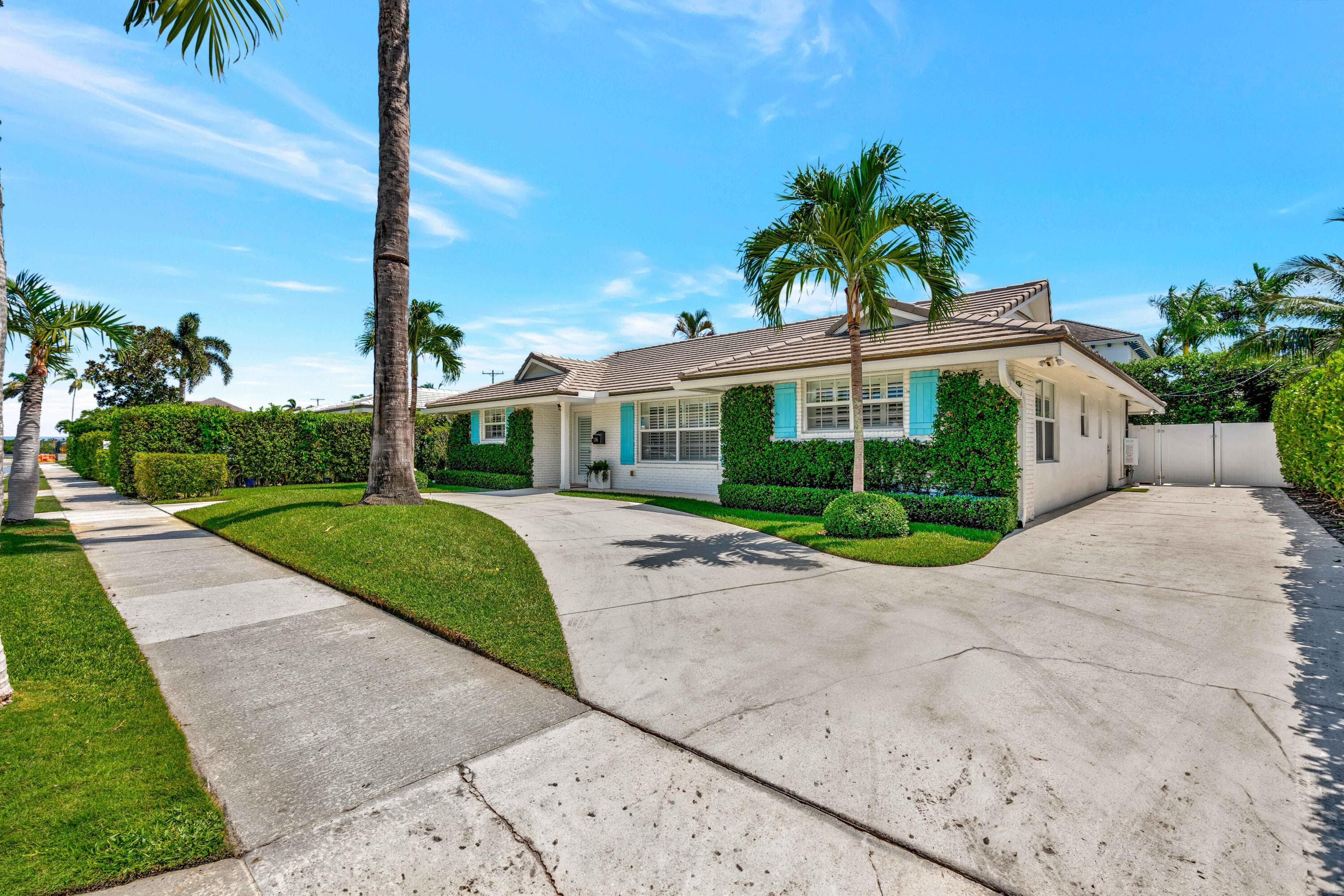 136 Worth Court S, West Palm Beach, FL 33405 — photo 4 of 69