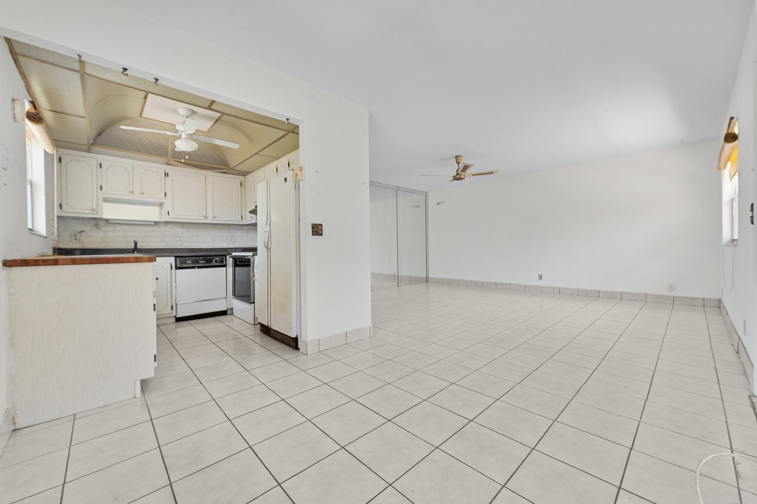 180 Saxony D, Delray Beach, FL 33446 — photo 1 of 60