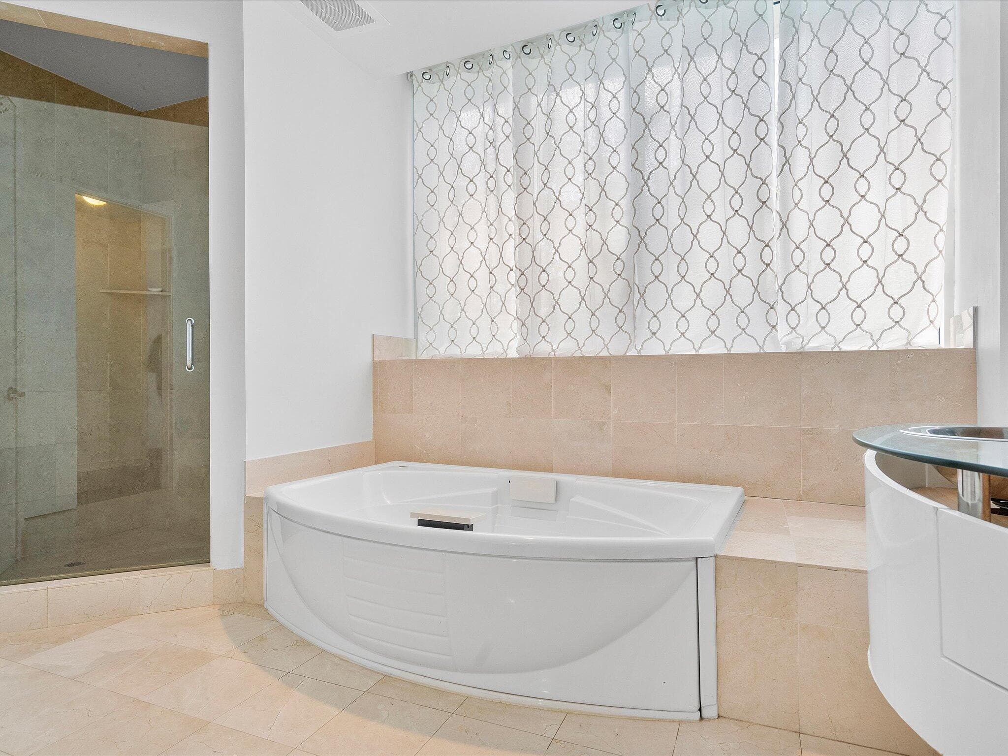 18101 Collins Avenue 401, Sunny Isles Beach, FL 33160 — photo 27 of 79