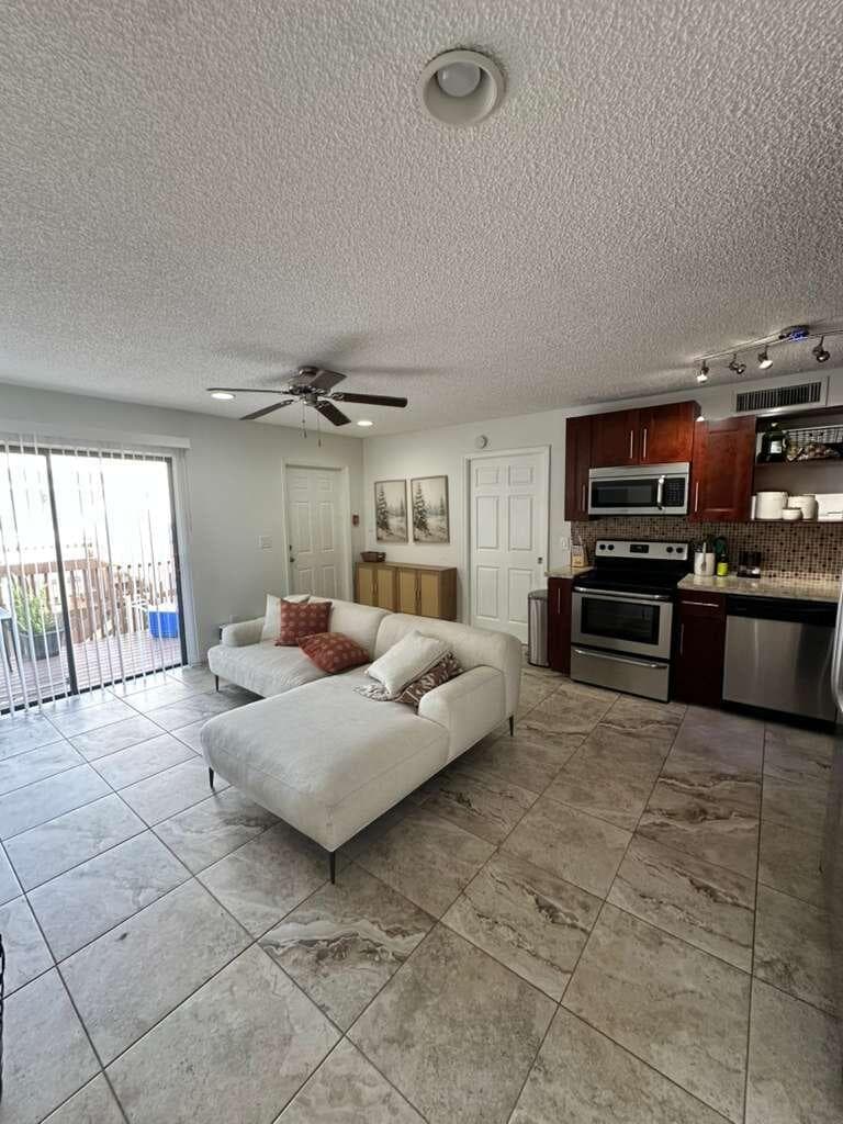 637 Executive Center Drive N 203, West Palm Beach, FL 33401 — photo 19 of 38