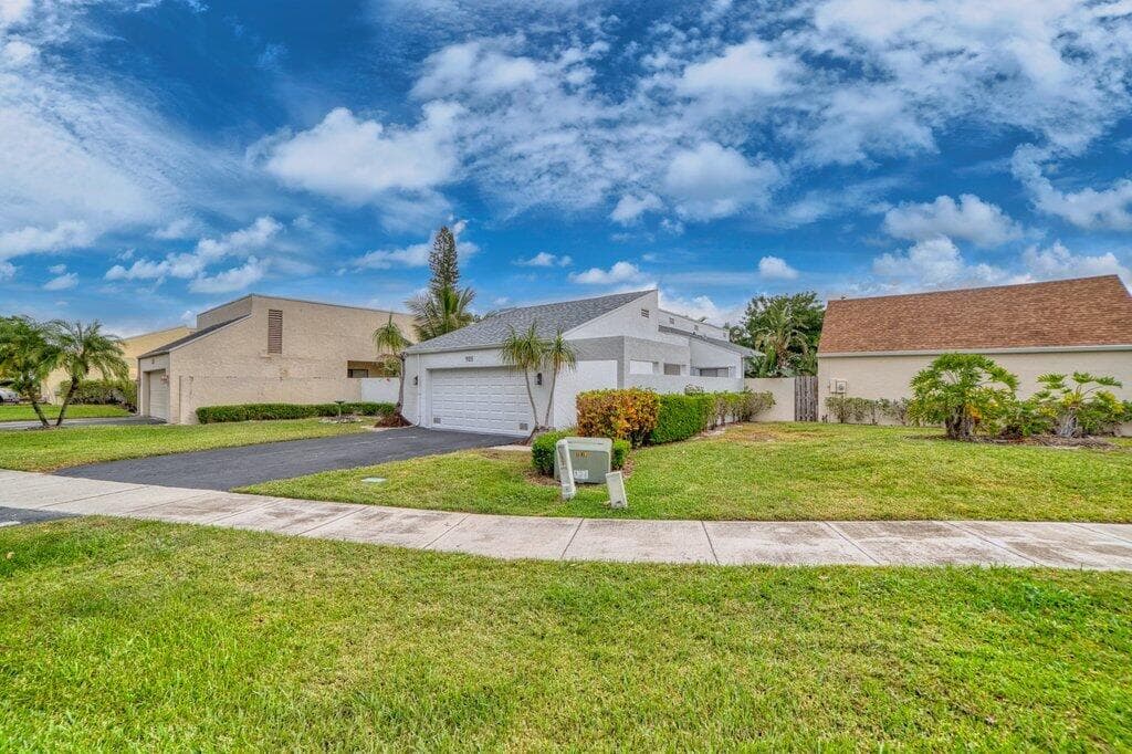905 NW 22nd Avenue, Delray Beach, FL 33445 — photo 7 of 37