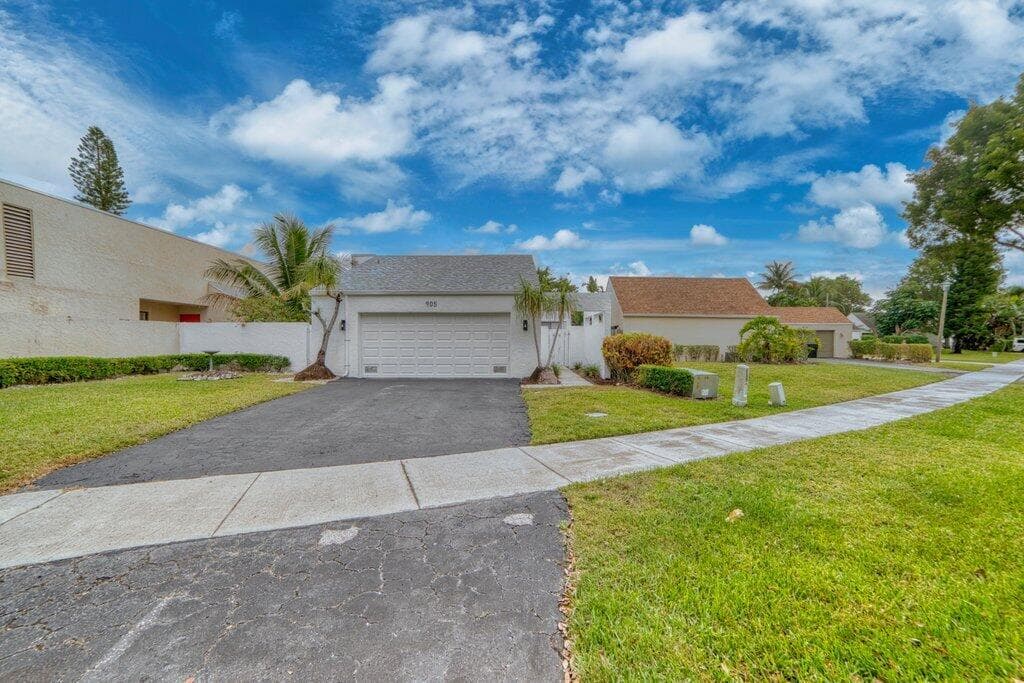 905 NW 22nd Avenue, Delray Beach, FL 33445 — photo 1 of 37