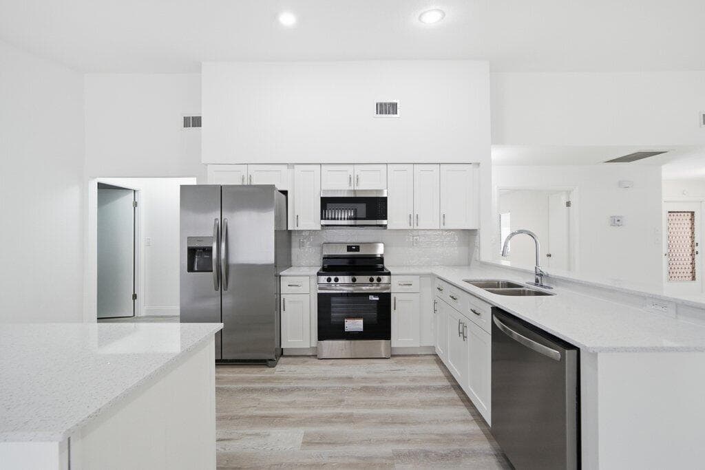 905 NW 22nd Avenue, Delray Beach, FL 33445 — photo 11 of 37