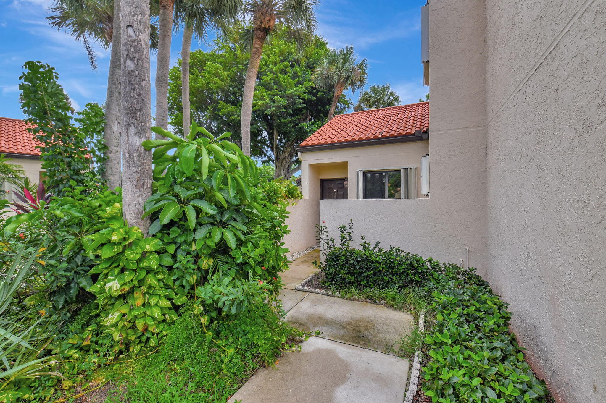 22 Via De Casas Sur 101, Boynton Beach, FL 33426 — photo 1 of 38