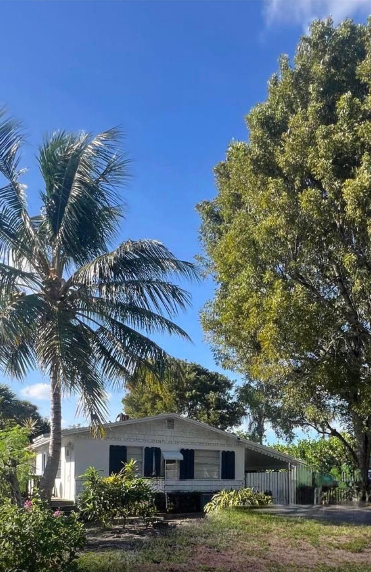 700 N Hepburn Avenue N, Jupiter, FL 33458 — photo 3 of 16