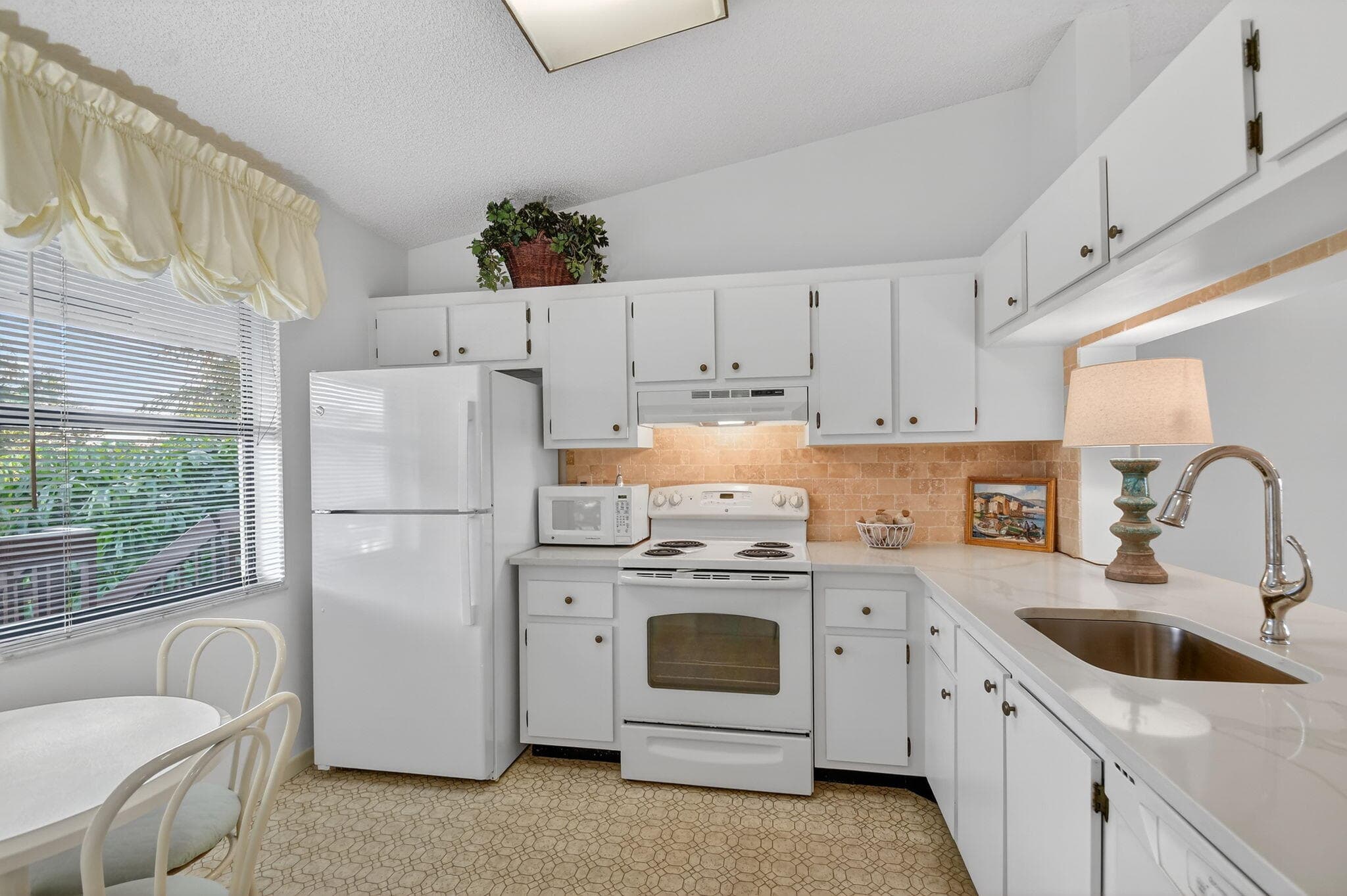 4542 Lucerne Lakes Boulevard E 202, Lake Worth, FL 33467 — photo 5 of 33