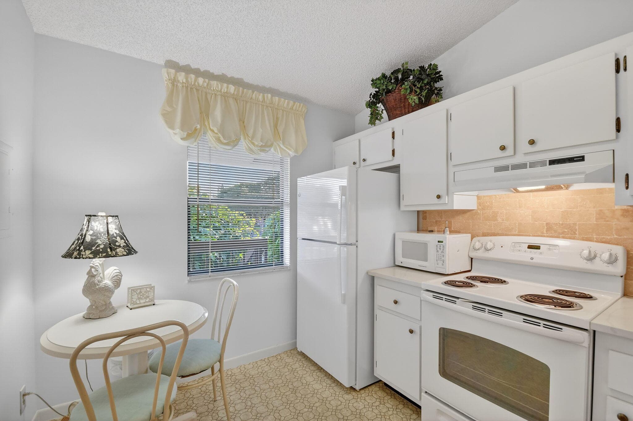 4542 Lucerne Lakes Boulevard E 202, Lake Worth, FL 33467 — photo 7 of 33
