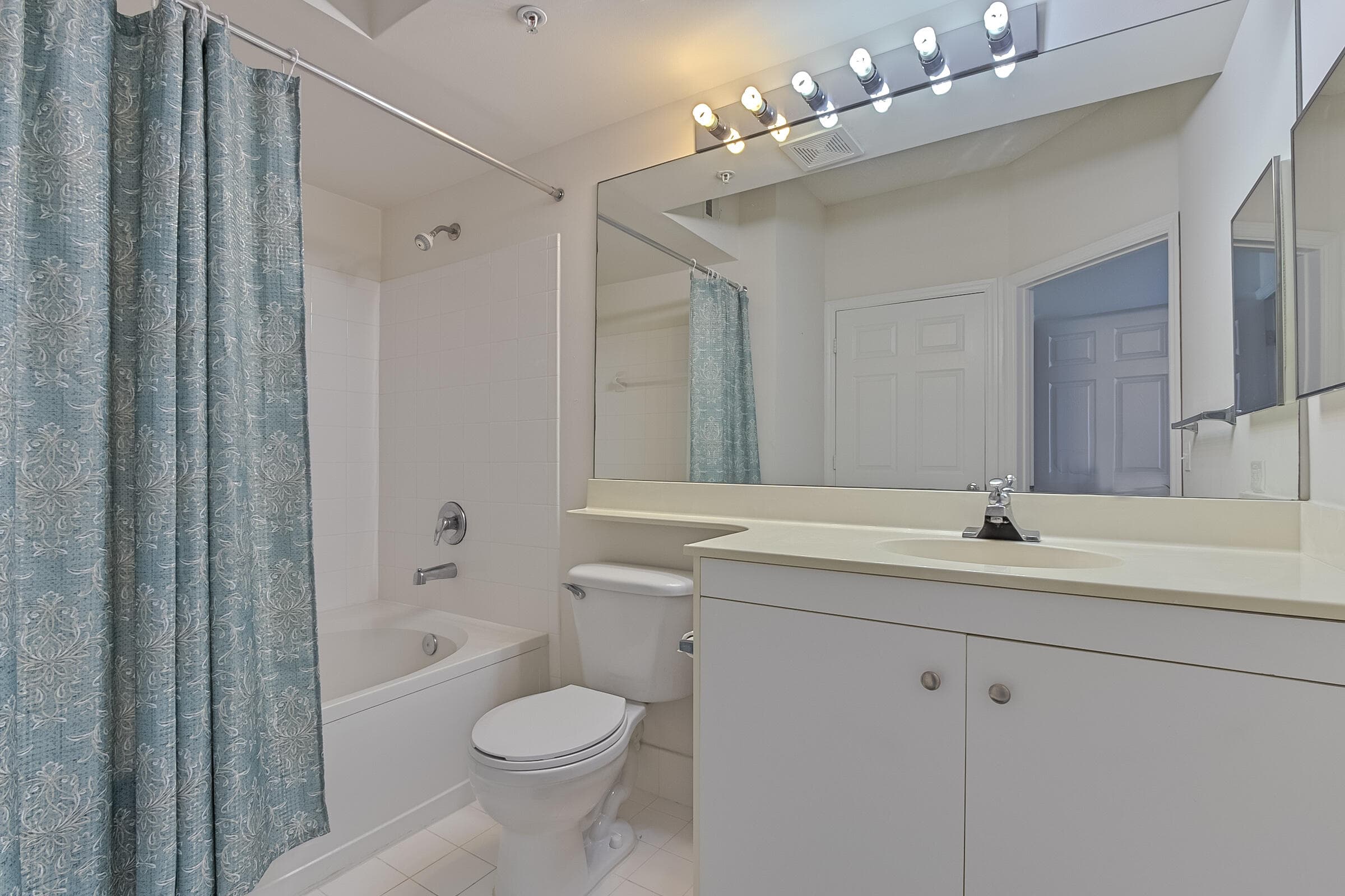 Condominium in Boynton Beach — photo 14 of 17