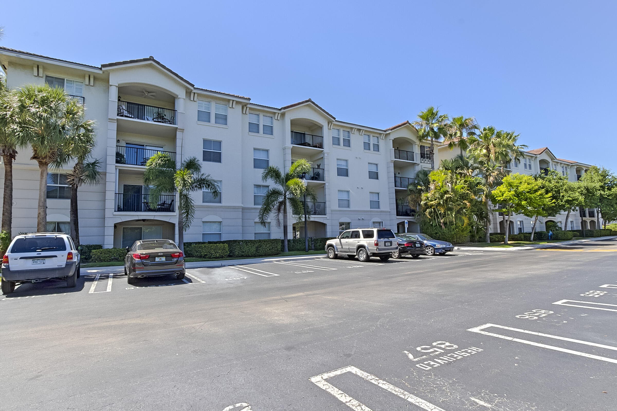 Condominium in Boynton Beach — photo 1 of 17