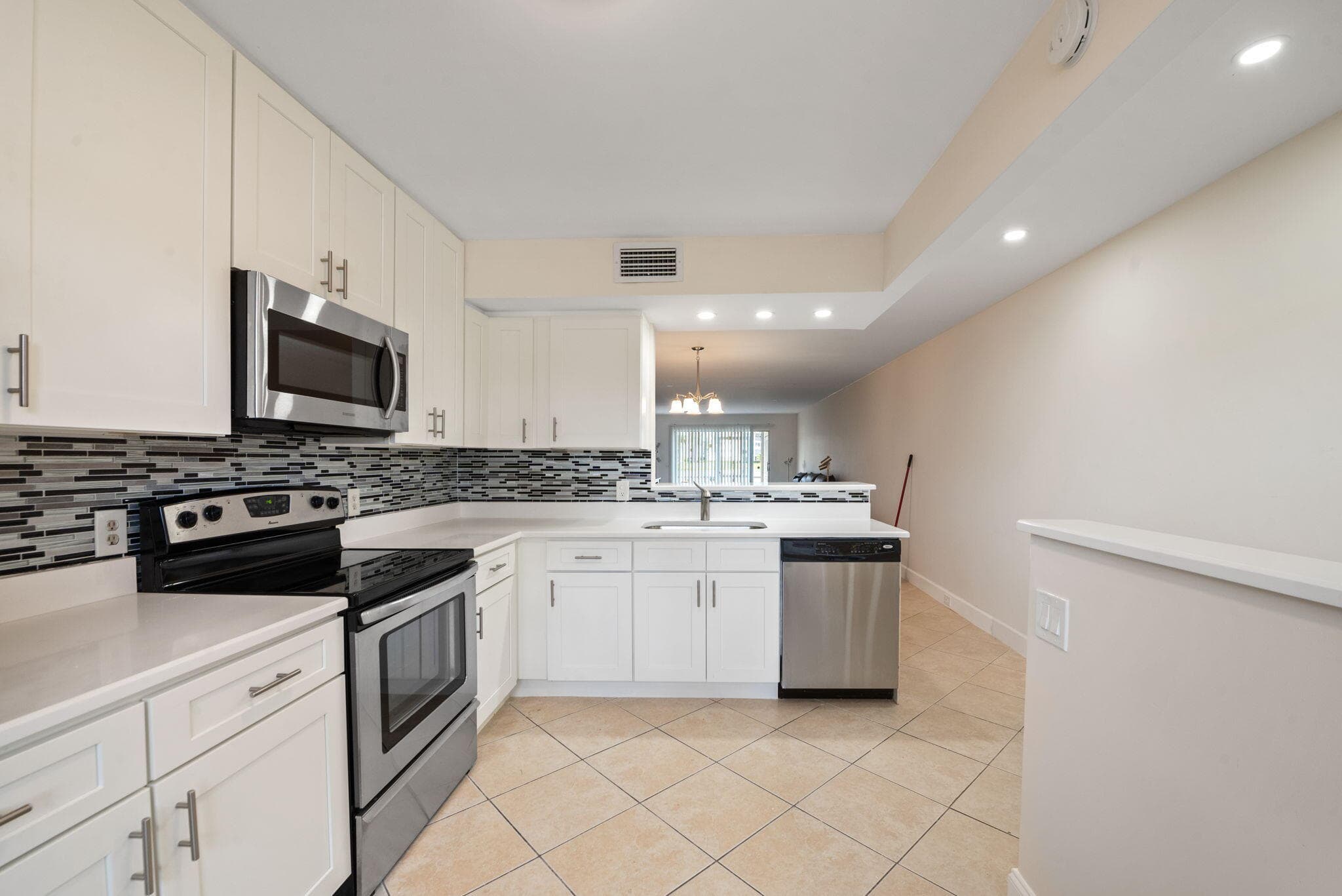 1090 Guildford E 1090, Boca Raton, FL 33434 — photo 2 of 33