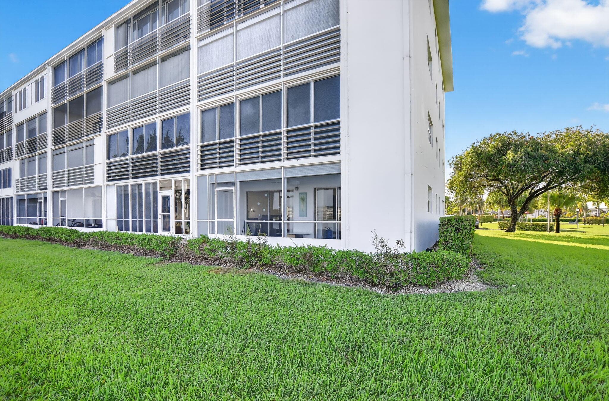 1090 Guildford E 1090, Boca Raton, FL 33434 — photo 16 of 33