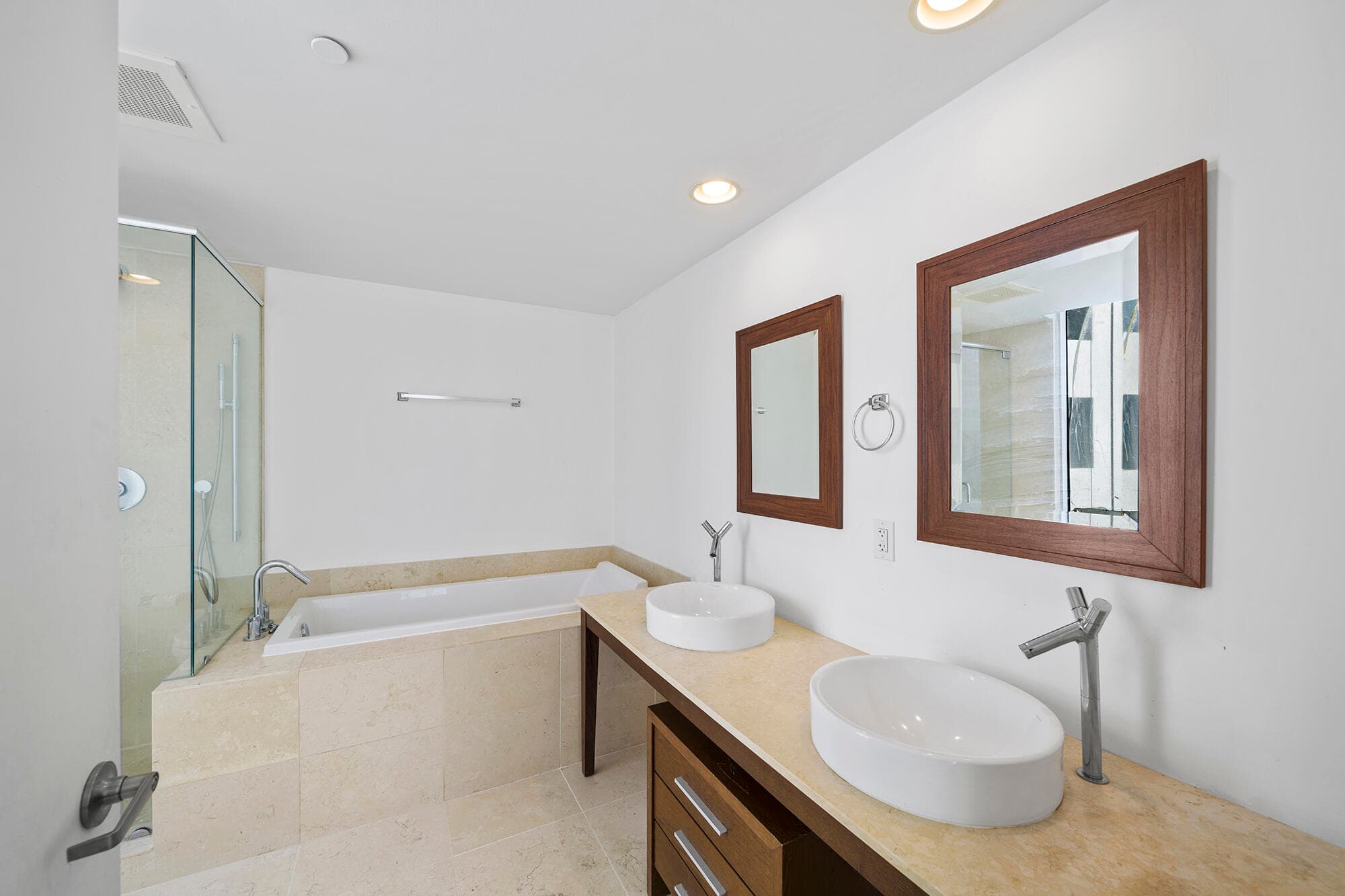 495 Brickell Avenue 911, Miami, FL 33131 — photo 13 of 44