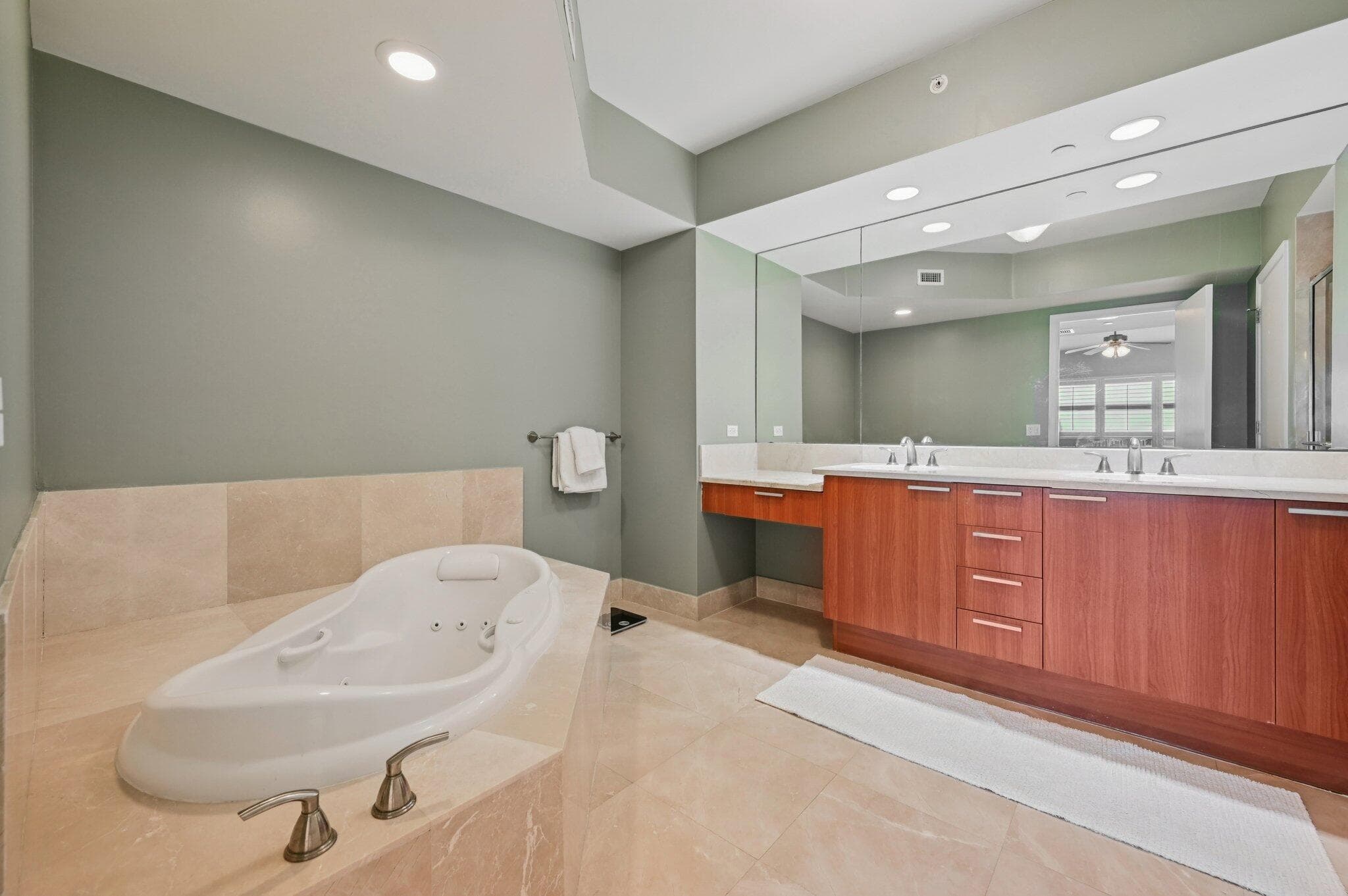 2640 Lake Shore Drive 1810, Riviera Beach, FL 33404 — photo 20 of 57