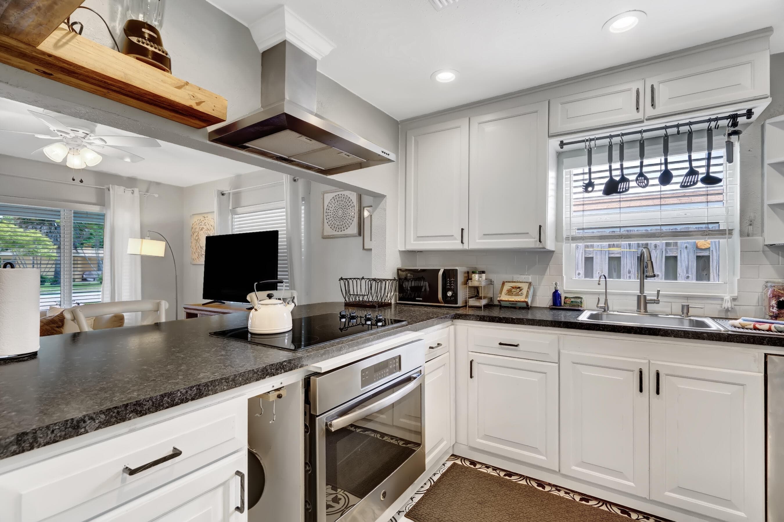6410 S Olive Avenue, West Palm Beach, FL 33405 — photo 10 of 44