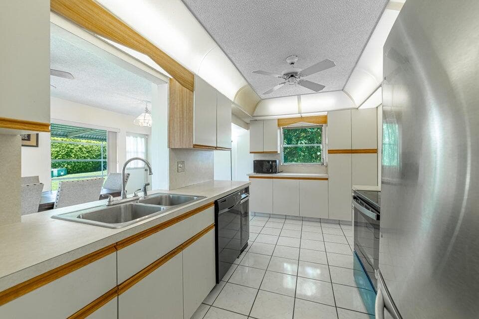 135 NW 14th Street, Boynton Beach, FL 33426 — photo 11 of 42