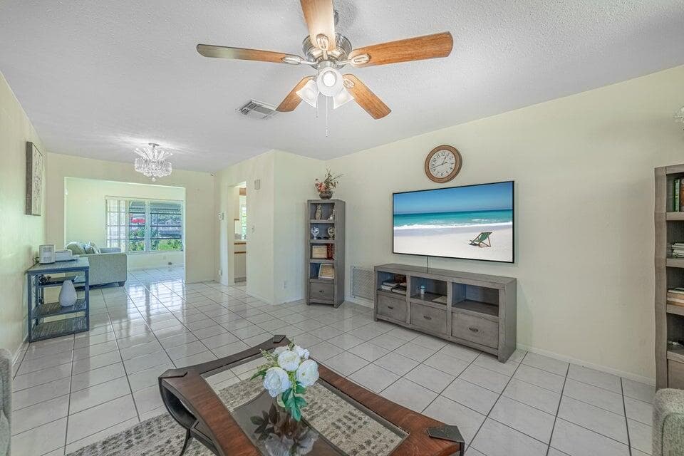 135 NW 14th Street, Boynton Beach, FL 33426 — photo 10 of 42