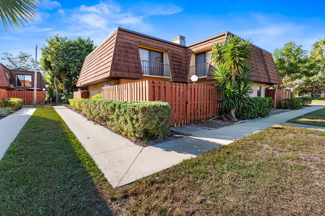 1402 Nebraska Avenue 13, Fort Pierce, FL 34950 — photo 1 of 33
