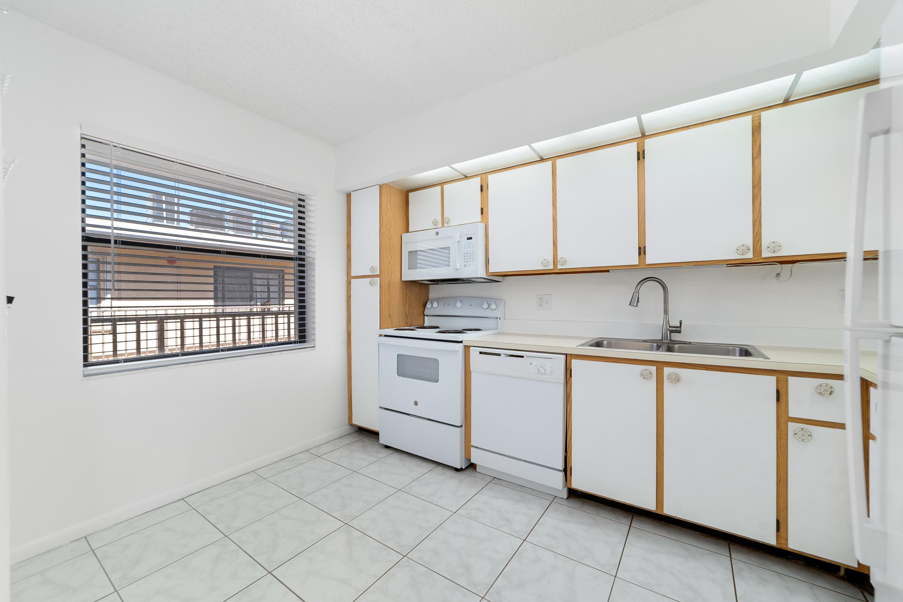 896 N Federal Highway 530, Lantana, FL 33462 — photo 7 of 36