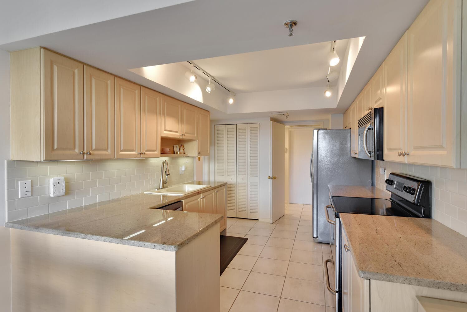 2427 Presidential Way 204, West Palm Beach, FL 33401 — photo 7 of 35