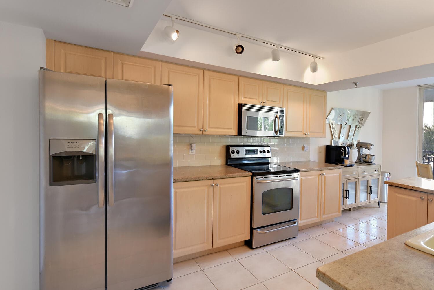 2427 Presidential Way 204, West Palm Beach, FL 33401 — photo 8 of 35