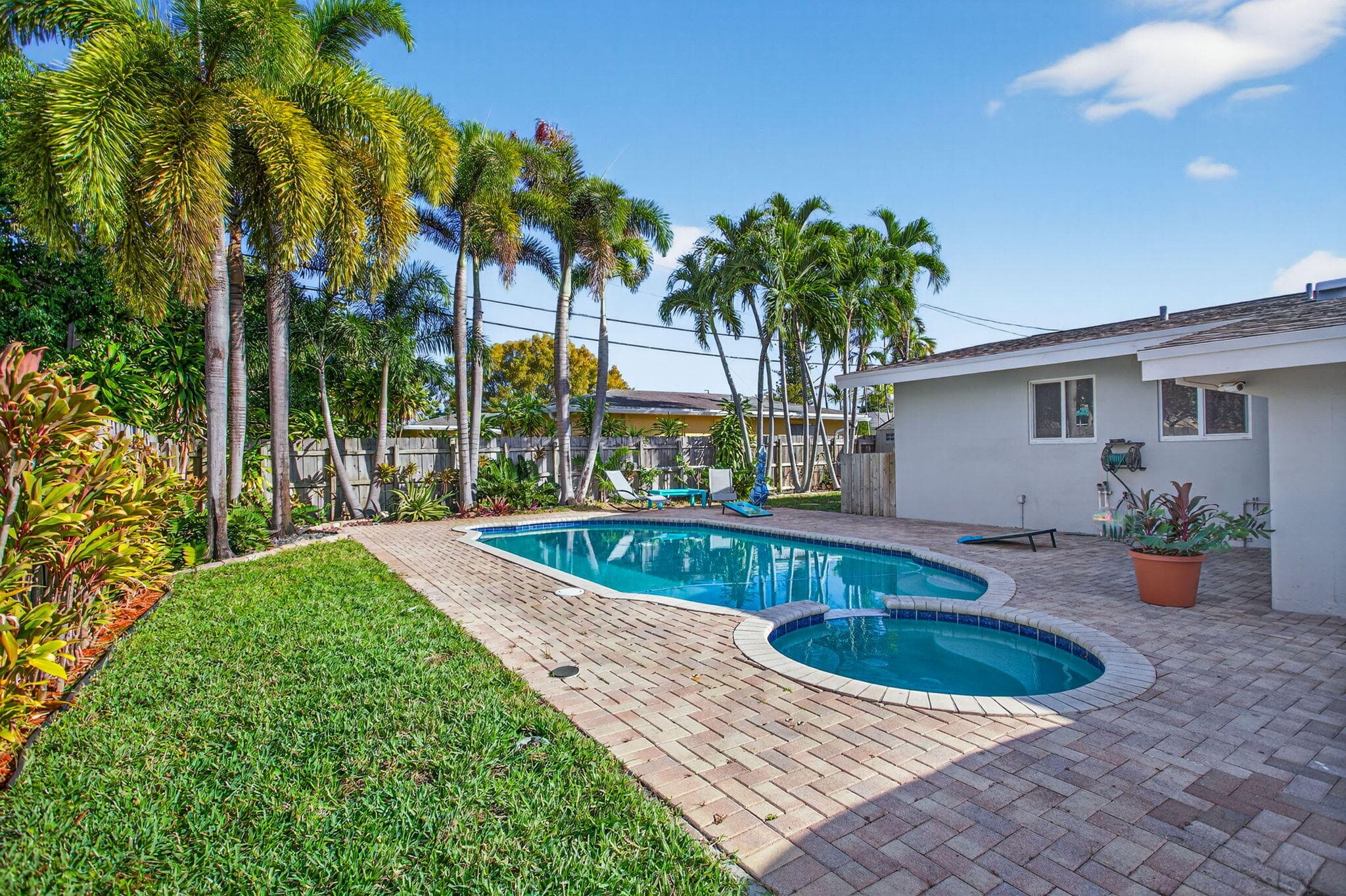 3792 NE 19th Avenue, Oakland Park, FL 33308 — photo 7 of 56