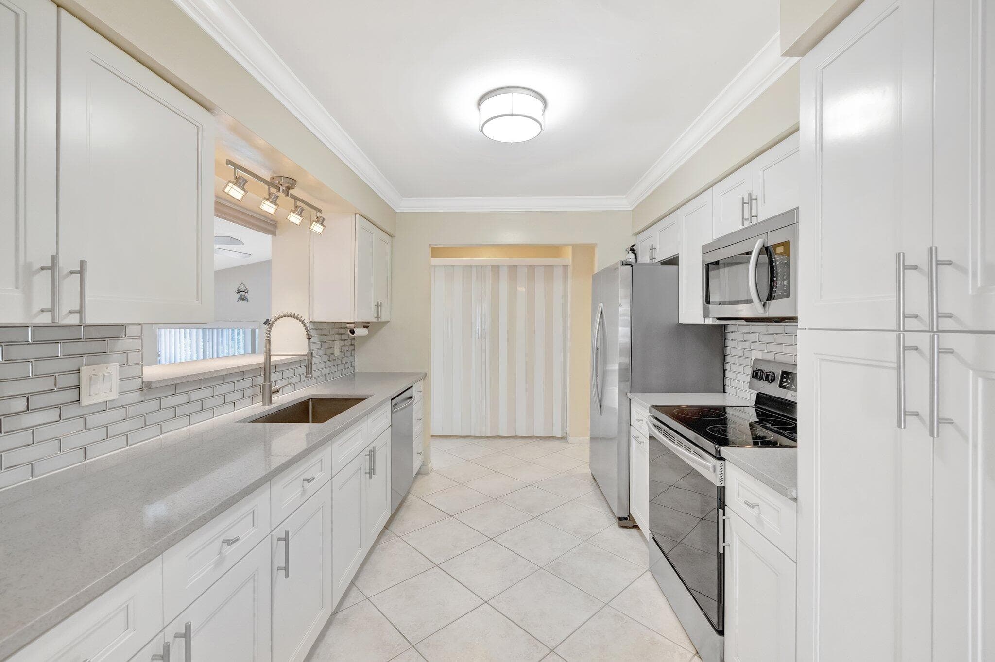 3792 NE 19th Avenue, Oakland Park, FL 33308 — photo 19 of 56