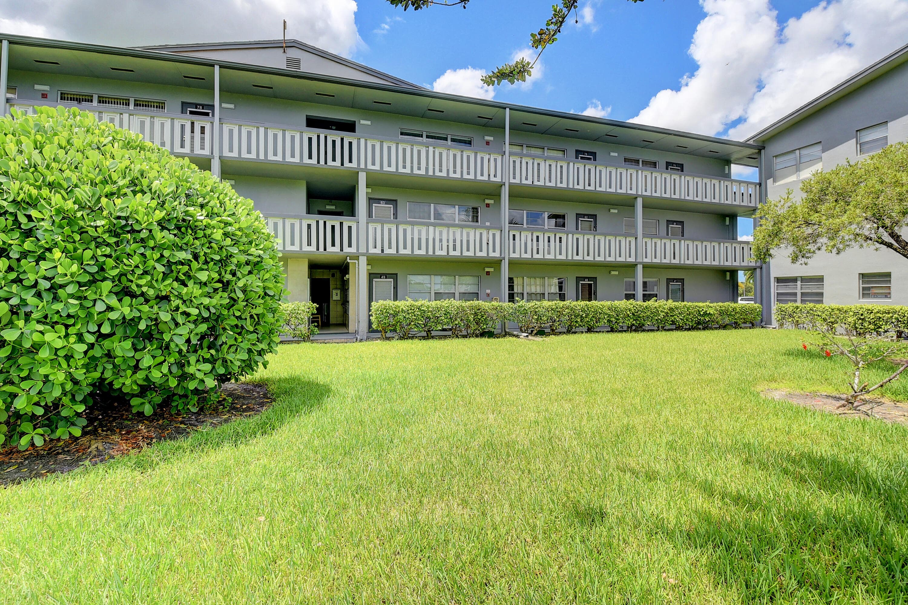 49 Suffolk B 49, Boca Raton, FL 33434 — photo 2 of 47