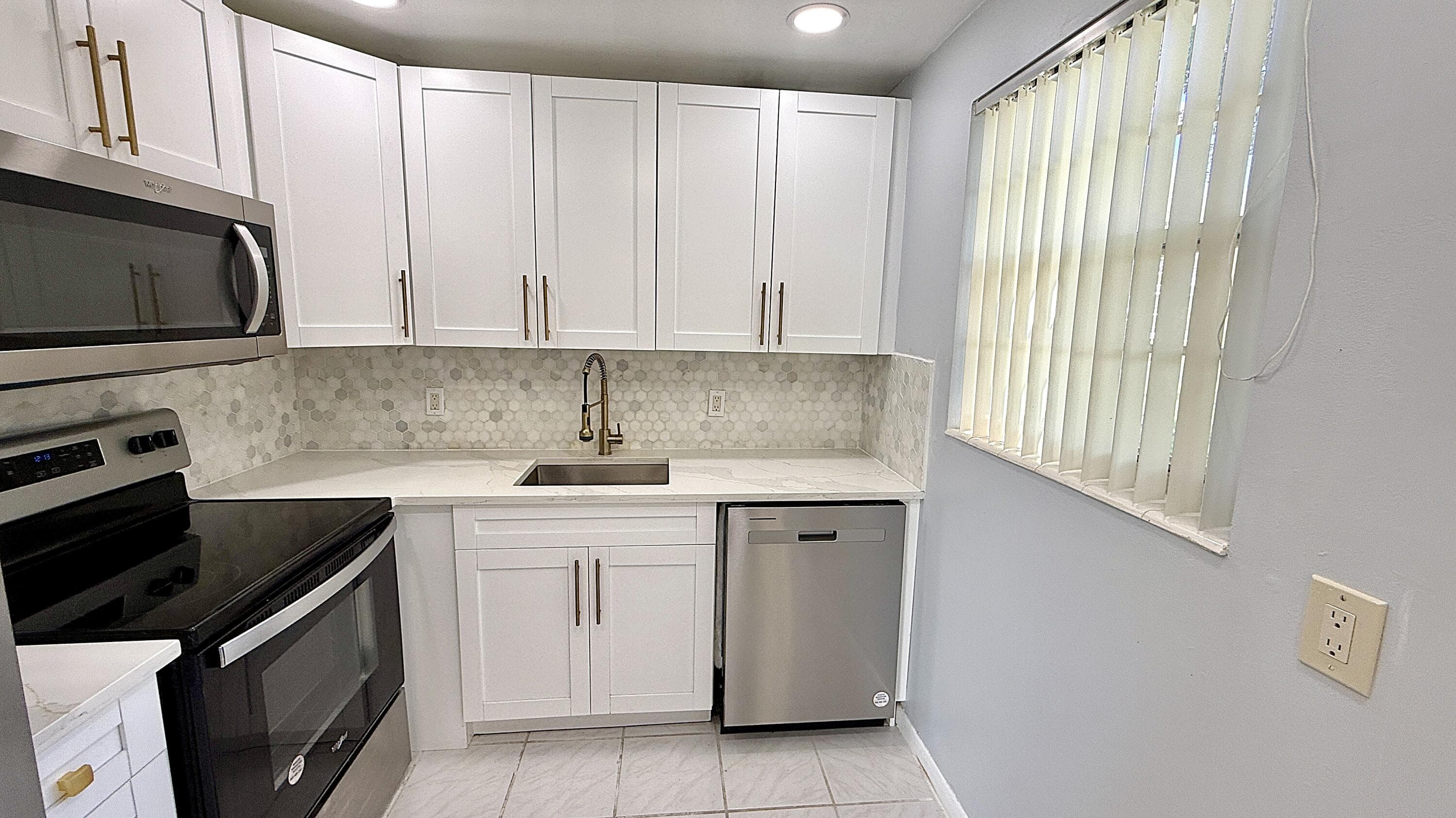 81 Markham E, Deerfield Beach, FL 33442 — photo 3 of 66