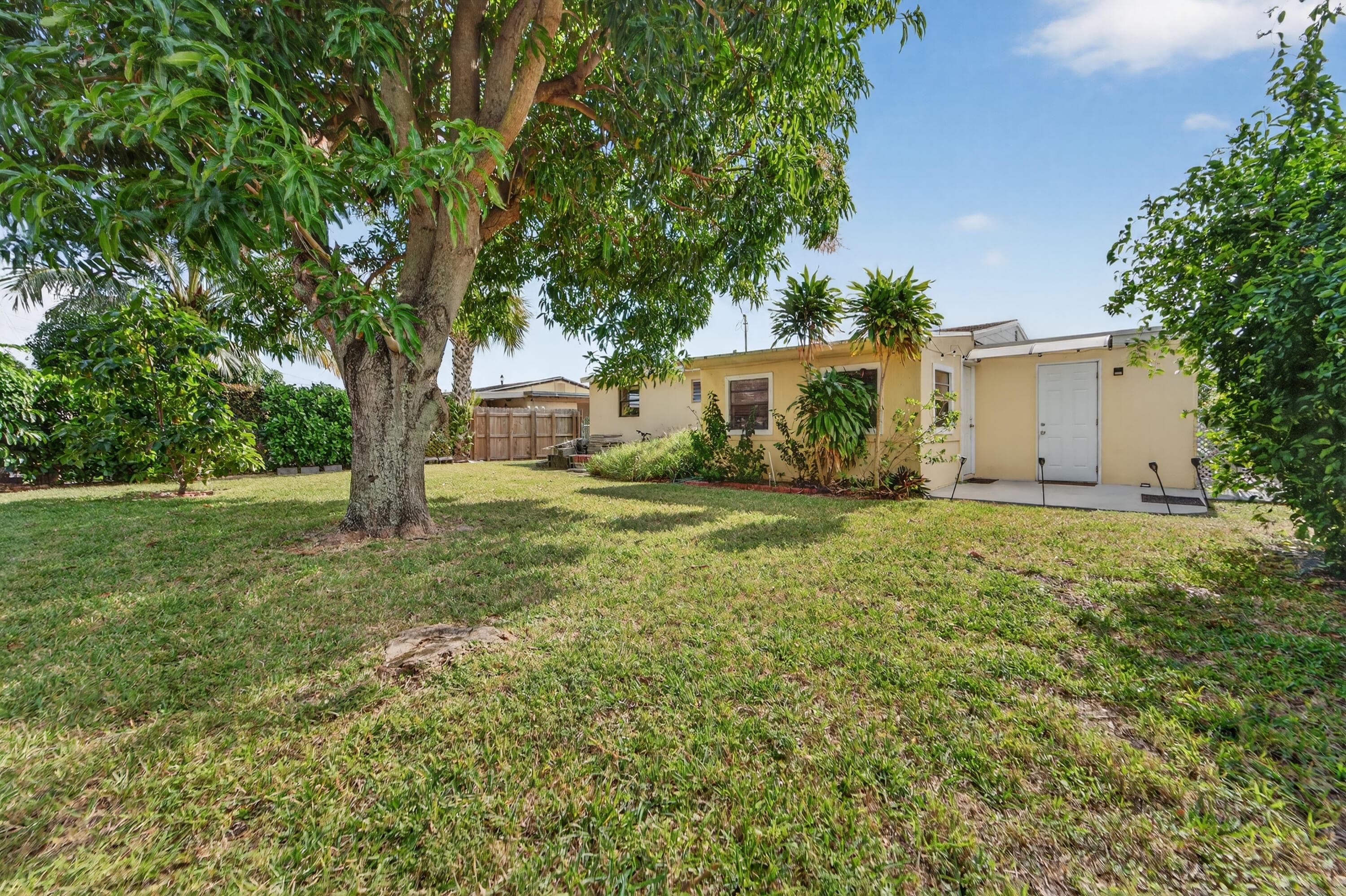 2105 Worthington Road, West Palm Beach, FL 33409 — photo 5 of 25