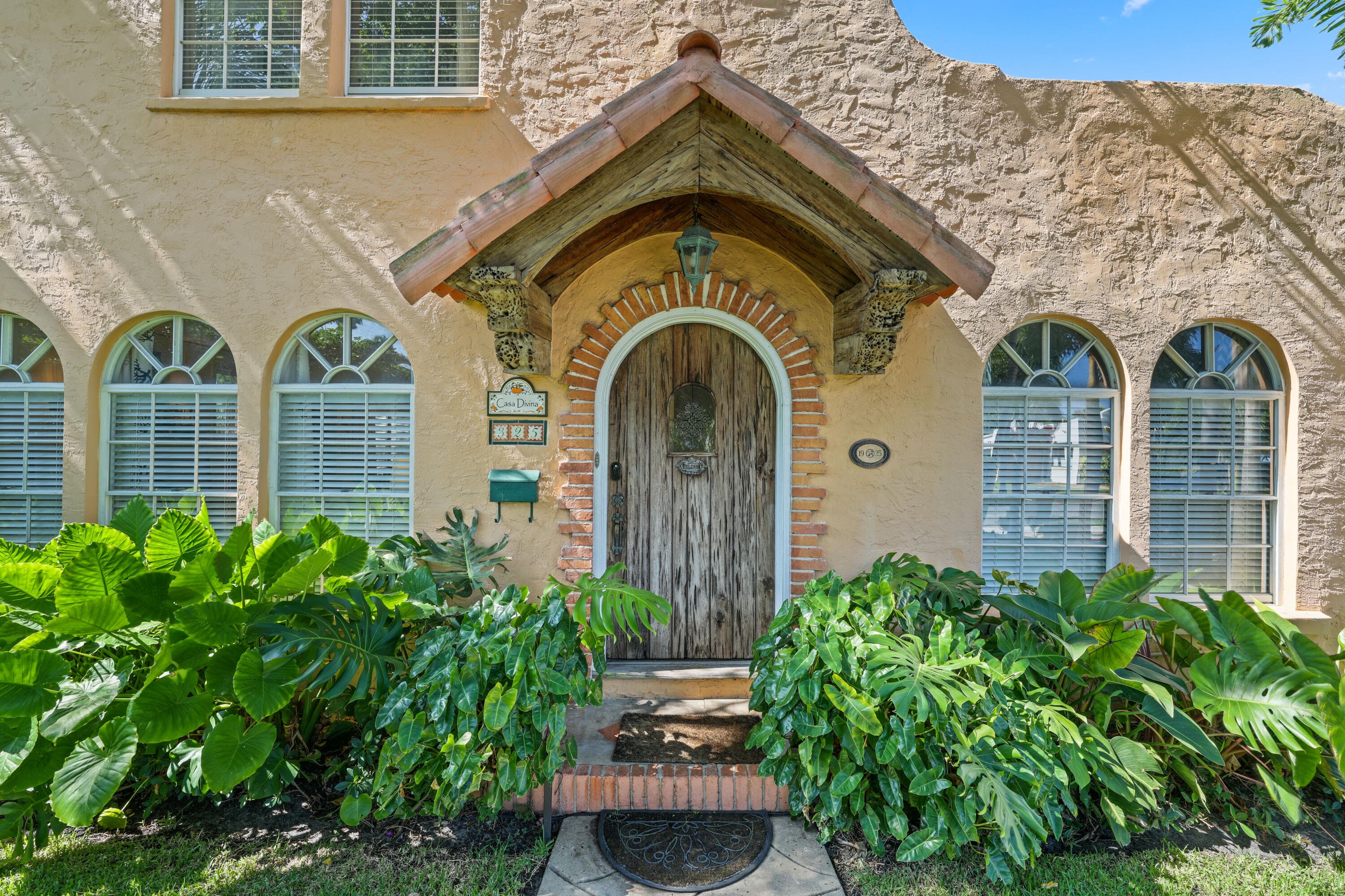 325 Greymon Drive, West Palm Beach, FL 33405 — photo 4 of 63