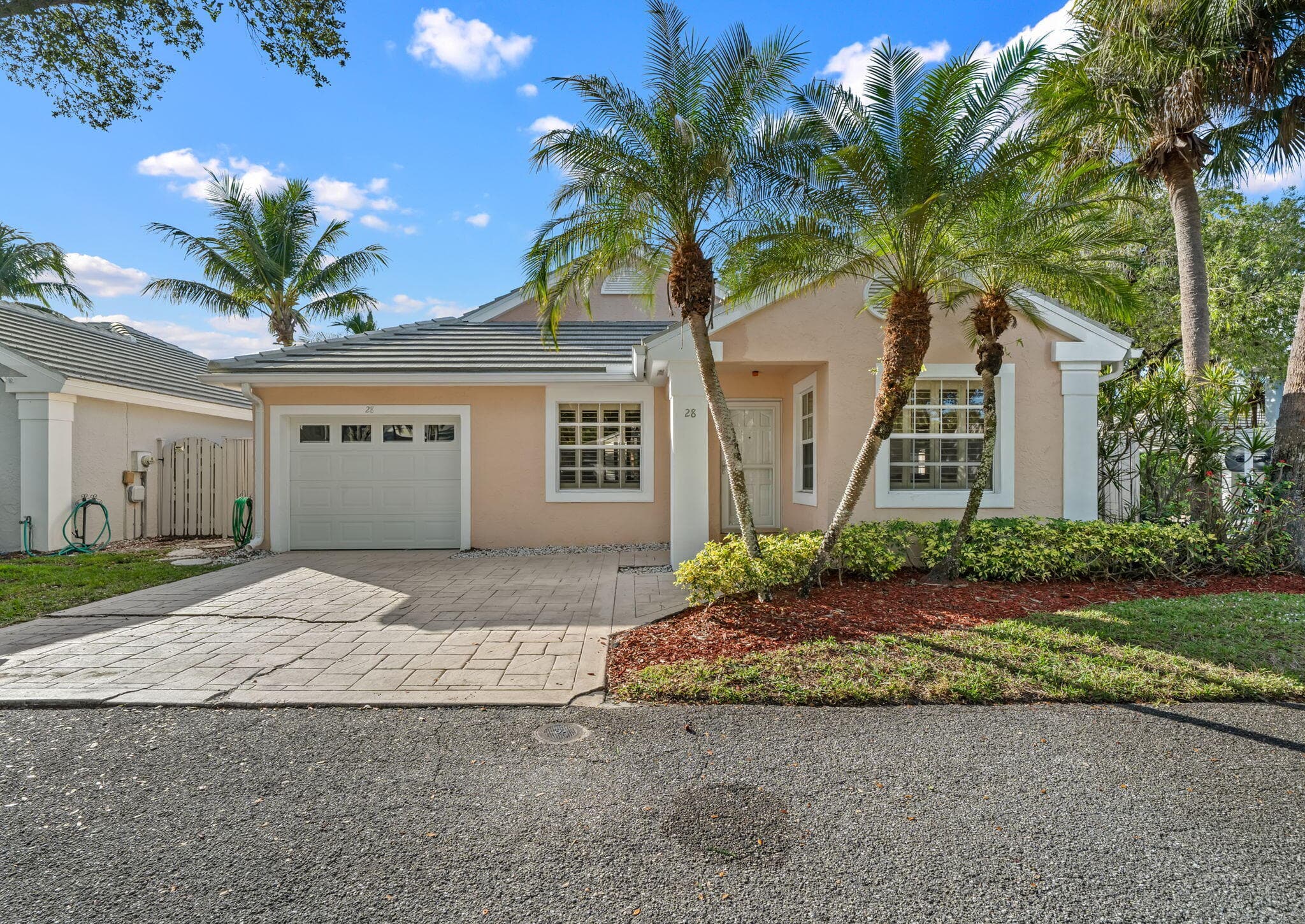 28 Governors Court, Palm Beach Gardens, FL 33418 — photo 2 of 33