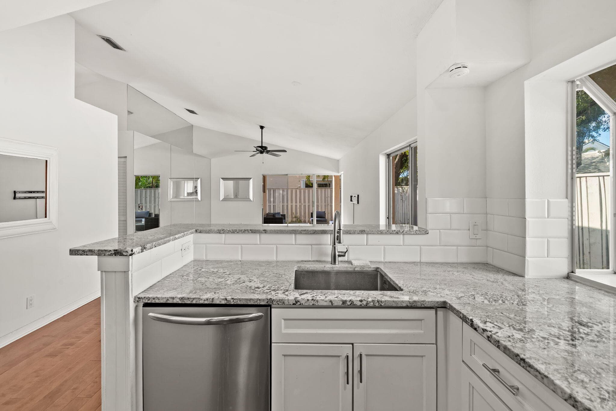 28 Governors Court, Palm Beach Gardens, FL 33418 — photo 7 of 33