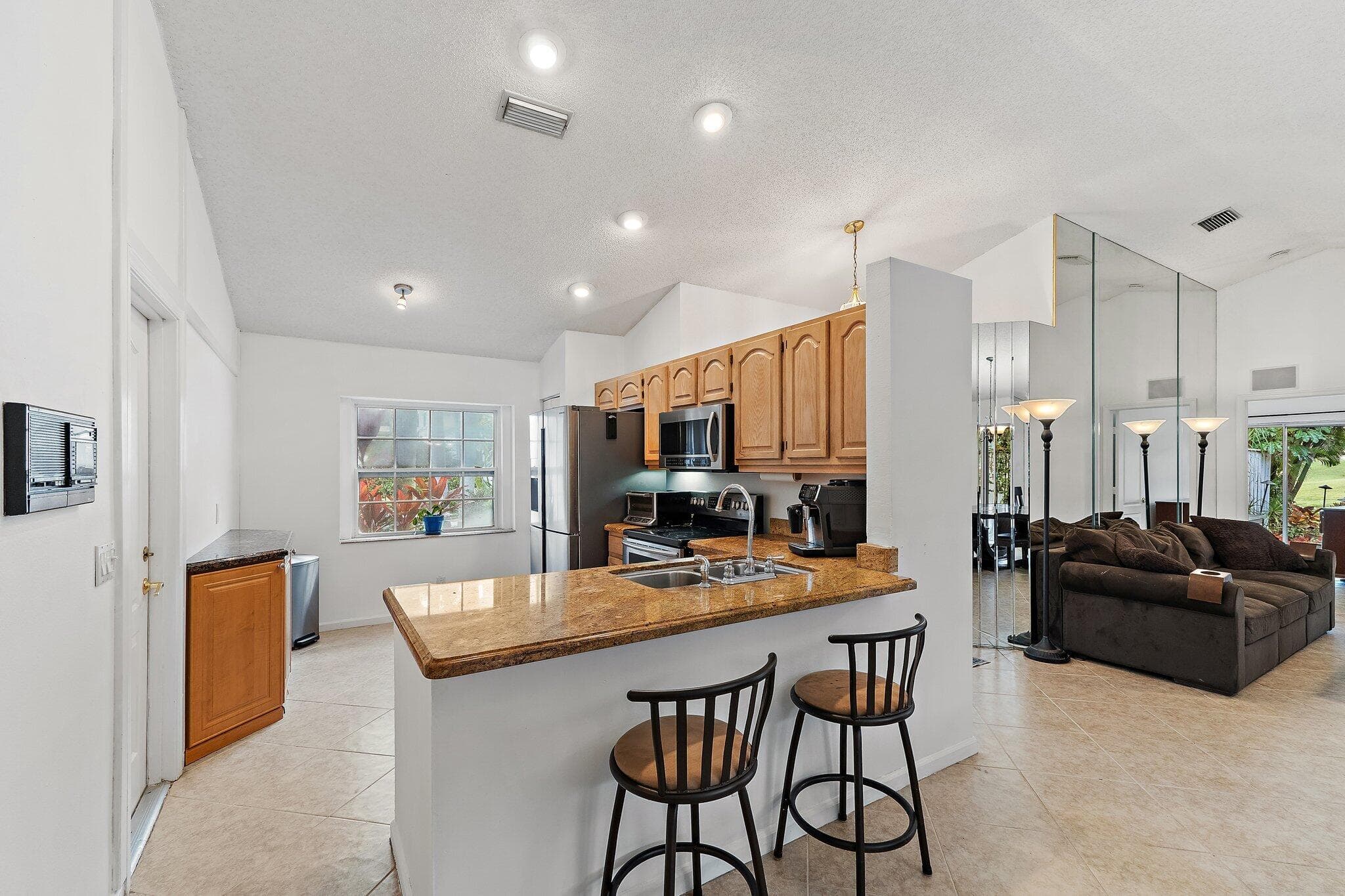 11 Admirals Court, Palm Beach Gardens, FL 33418 — photo 10 of 48