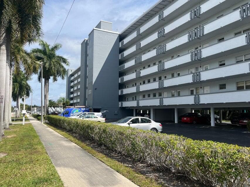 1000 NE 14th Avenue 401, Hallandale Beach, FL 33009 — photo 2 of 8