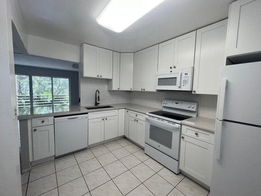 1000 NE 14th Avenue 401, Hallandale Beach, FL 33009 — photo 7 of 8