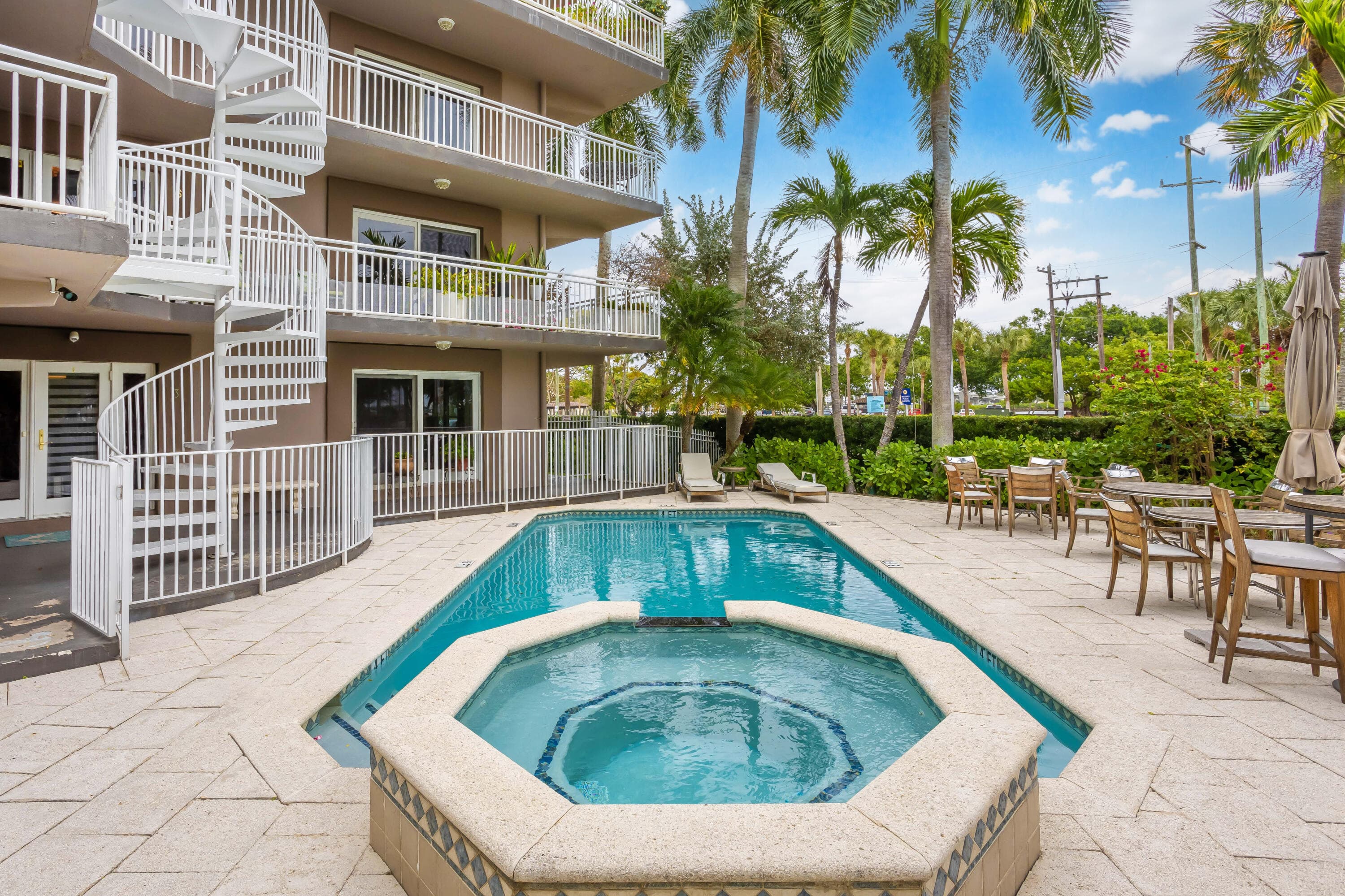 129 S Golfview Road 2, Lake Worth Beach, FL 33460 — photo 2 of 34