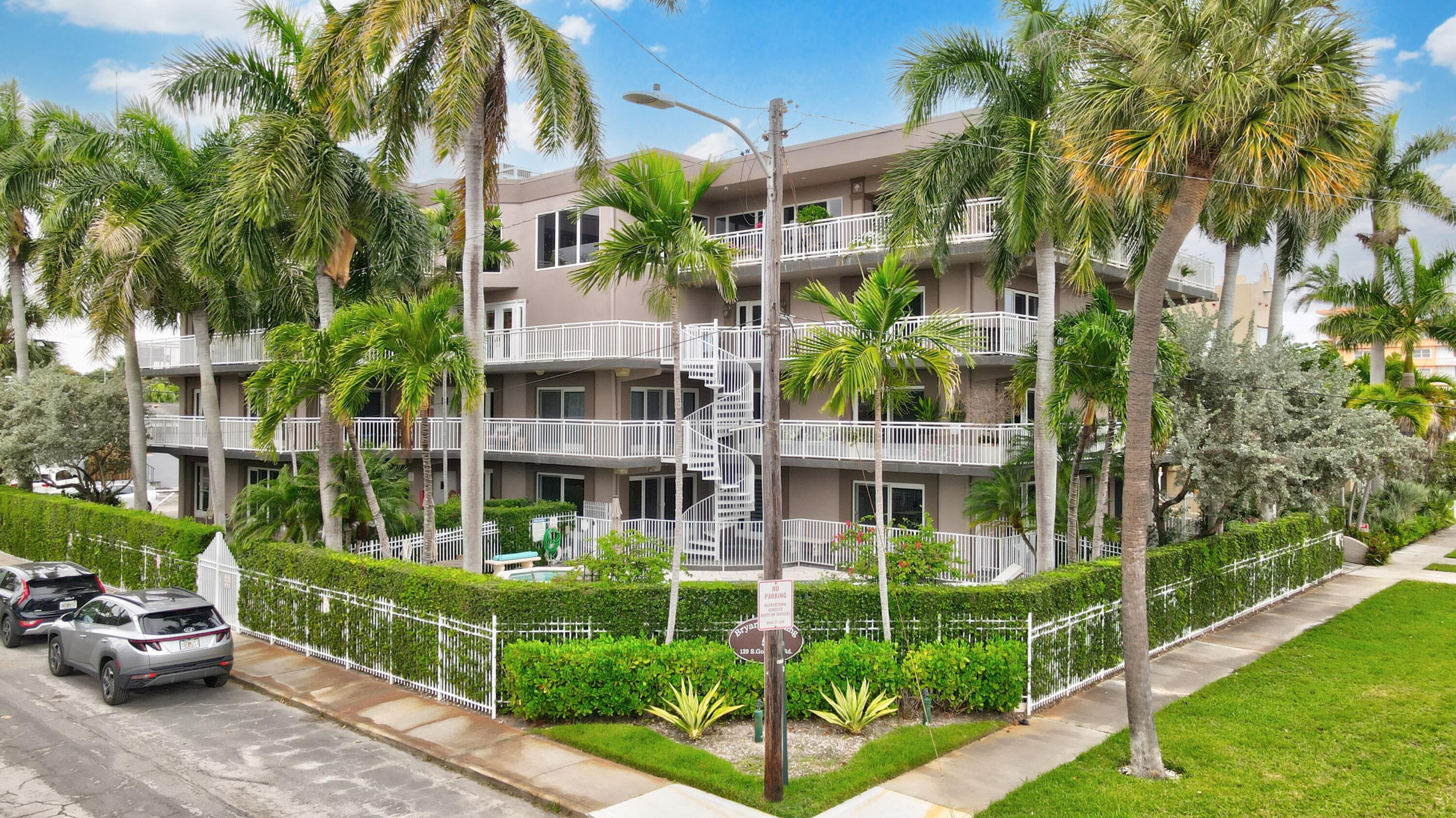 129 S Golfview Road 2, Lake Worth Beach, FL 33460 — photo 1 of 34