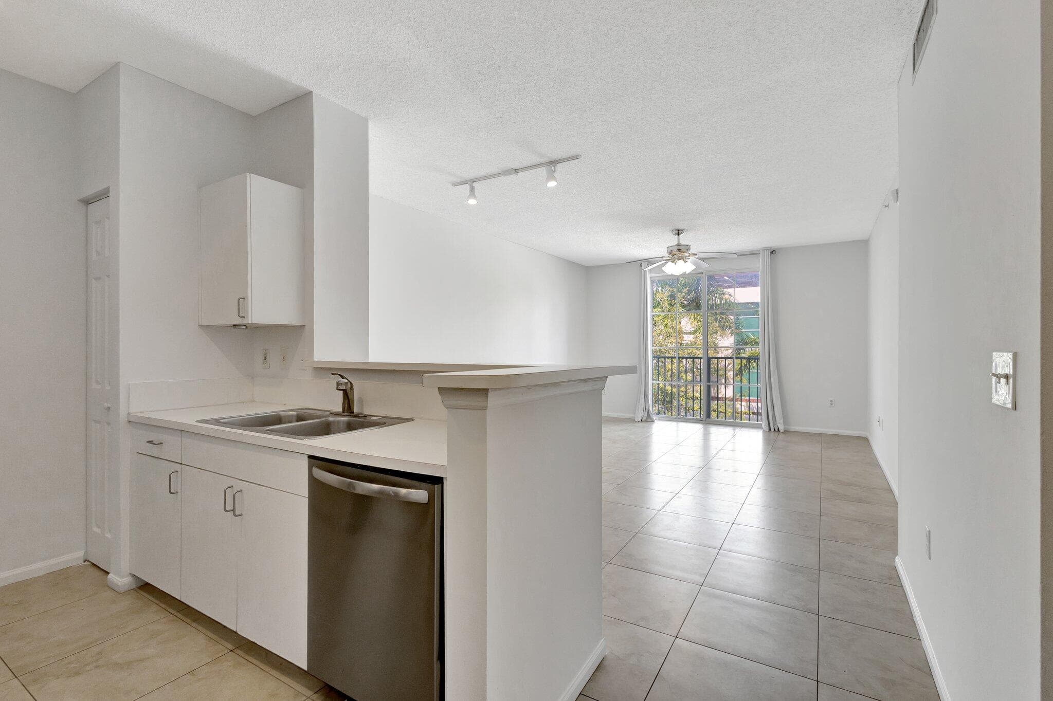 720 S Sapodilla Avenue 303, West Palm Beach, FL 33401 — photo 1 of 34