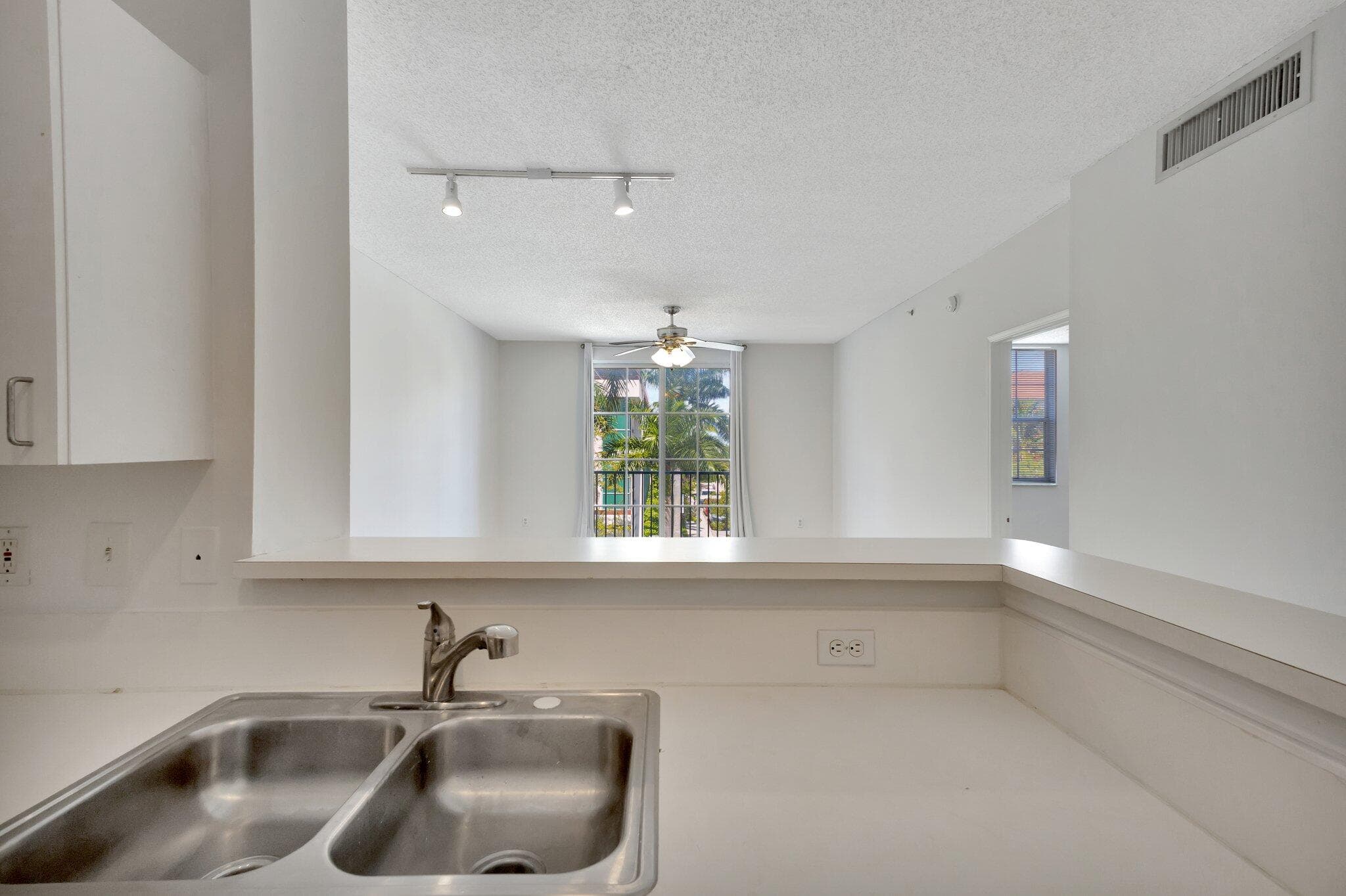 720 S Sapodilla Avenue 303, West Palm Beach, FL 33401 — photo 5 of 34