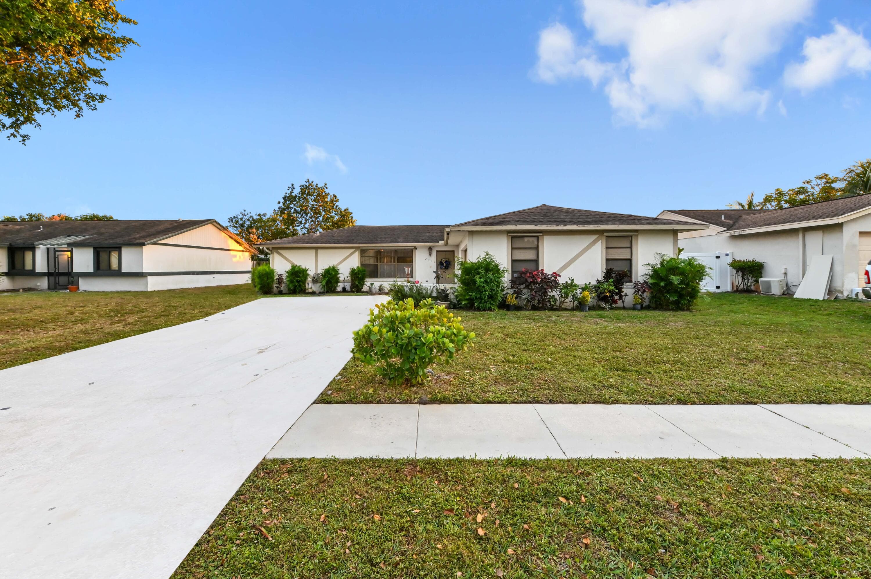 2531 Doral Way, Riviera Beach, FL 33407 — photo 1 of 27